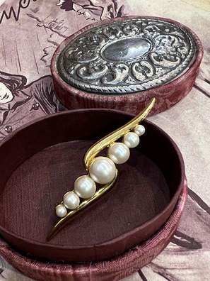 Broszka sygnowana MONET vintage w kolorze złota z perłami 