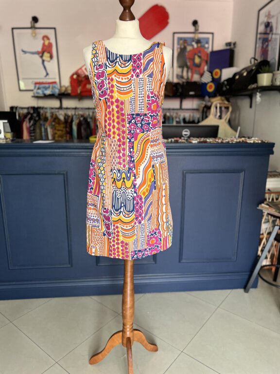 Włoska sukienka vintage High Fashion Firenze – bawełniana, kopertowy fason – lato – rozmiar M/L – wzorzysta, z guzikami po bokach – styl 60. (3)