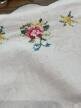 Ręcznie haftowana serweta vintage 35 × 51 cm – haft krzyżykowy róże – obrus shabby chic (6)