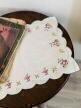 Ręcznie haftowana serweta vintage 35 × 51 cm – haft krzyżykowy róże – obrus shabby chic (4)