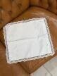 Poszewka vintage z ręcznie szydełkowaną koronką 31 × 32 cm cottagecore