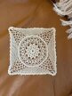 Ręcznie szydełkowana serwetka vintage ecru 18 × 18 cm | kwadratowa koronka z motywem kwiatowym (2)