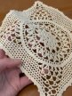 Ręcznie szydełkowana serwetka vintage ecru 18 × 18 cm | kwadratowa koronka z motywem kwiatowym (4)