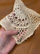 Ręcznie szydełkowana serwetka vintage ecru 18 × 18 cm | kwadratowa koronka z motywem kwiatowym (3)