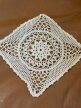 Ręcznie szydełkowana serwetka vintage ecru 18 × 18 cm | kwadratowa koronka z motywem kwiatowym (5)