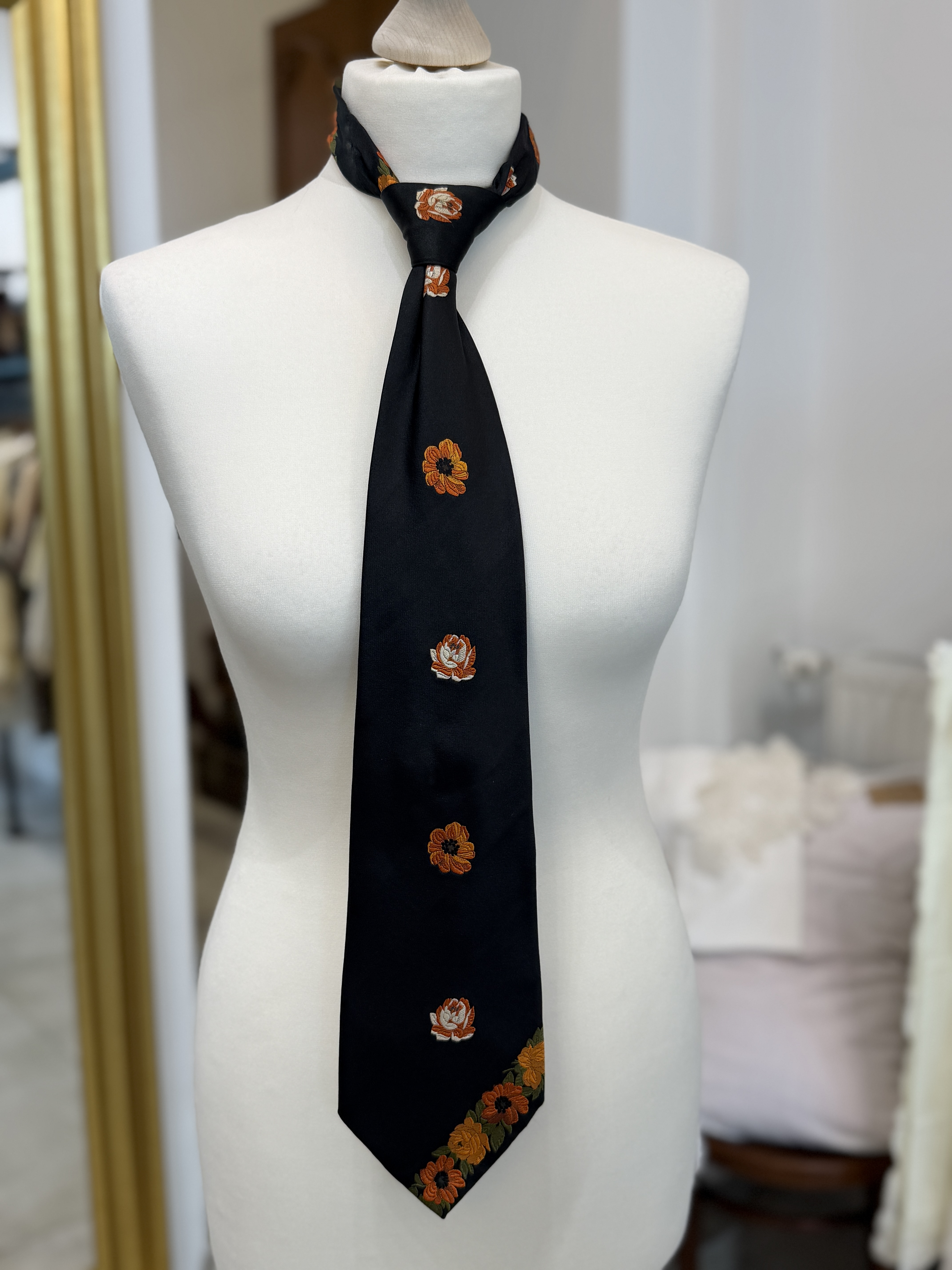 Naraiide Made in Italy krawat vintage 100% jedwab haftowane kwiaty czarny