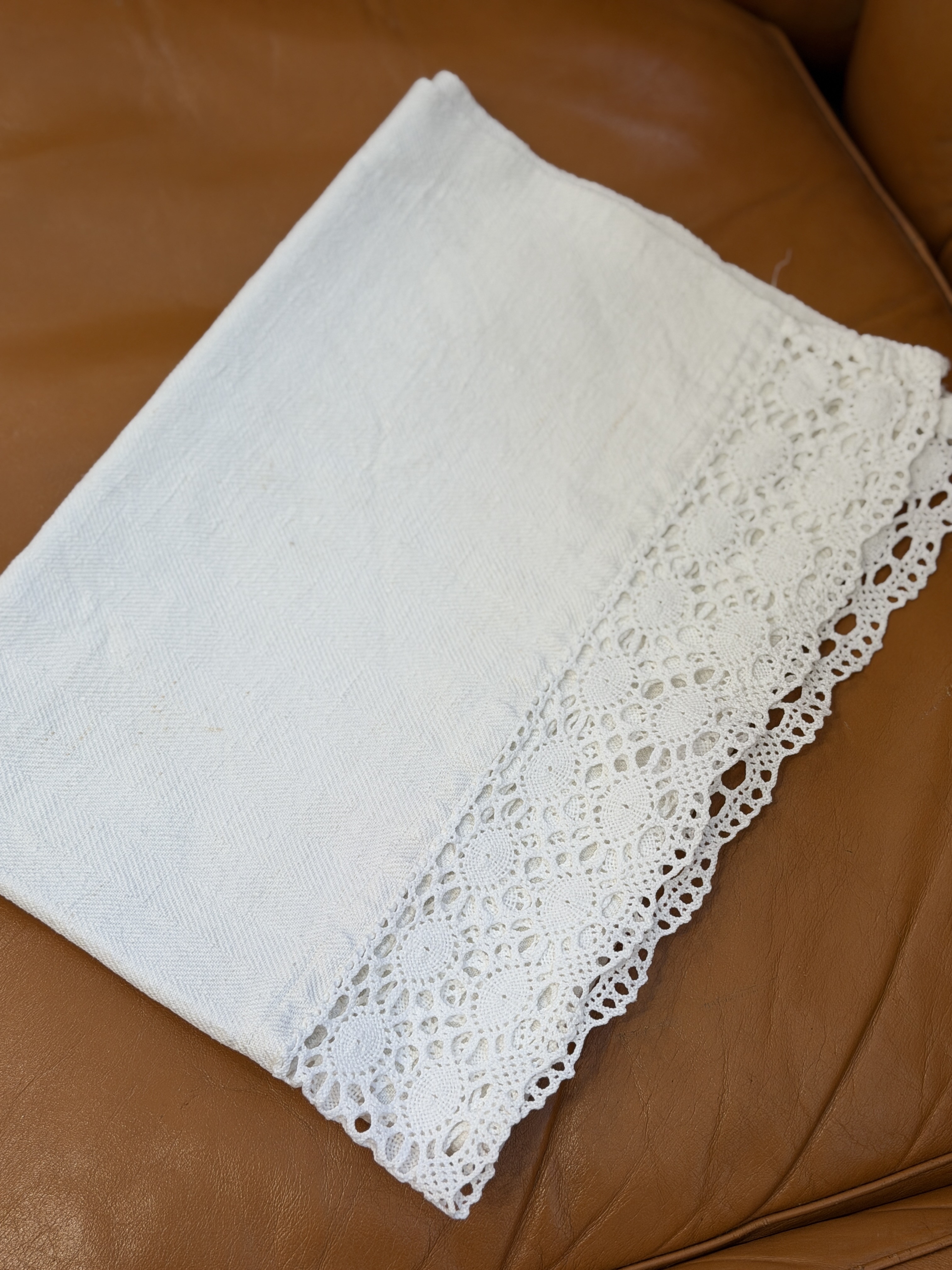 Włoski ręcznik vintage z koronką – grube płótno bawełniane/lniane 64 × 48 cm, ręcznie szydełkowana koronka Made in Italy