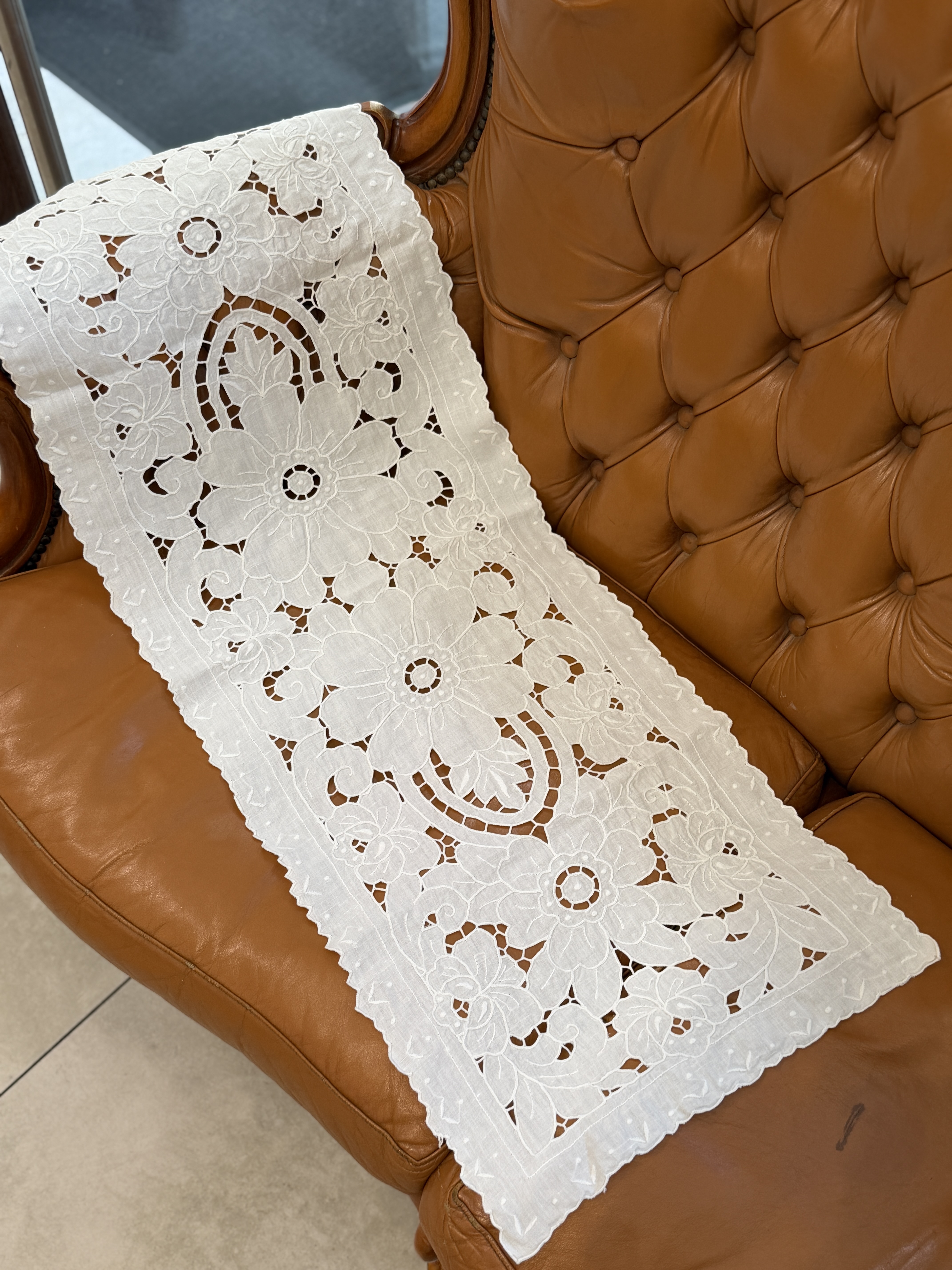 Włoski bieżnik vintage Richelieu 101 × 36 cm – ręczny haft ażurowy na lnie, elegancki obrus Made in Italy