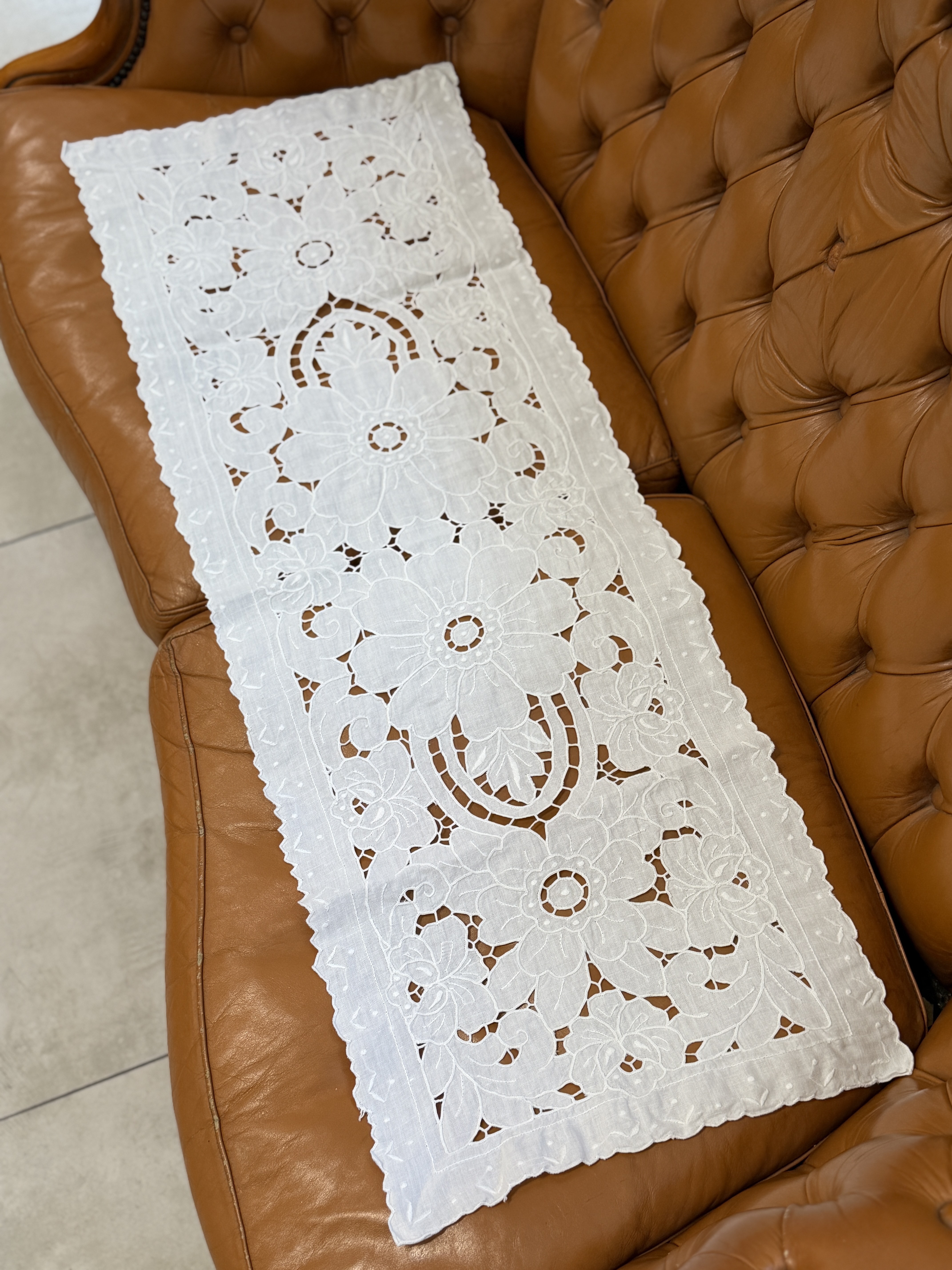Włoski bieżnik vintage Richelieu 101 × 36 cm – ręczny haft ażurowy na lnie, elegancki obrus Made in Italy (2)