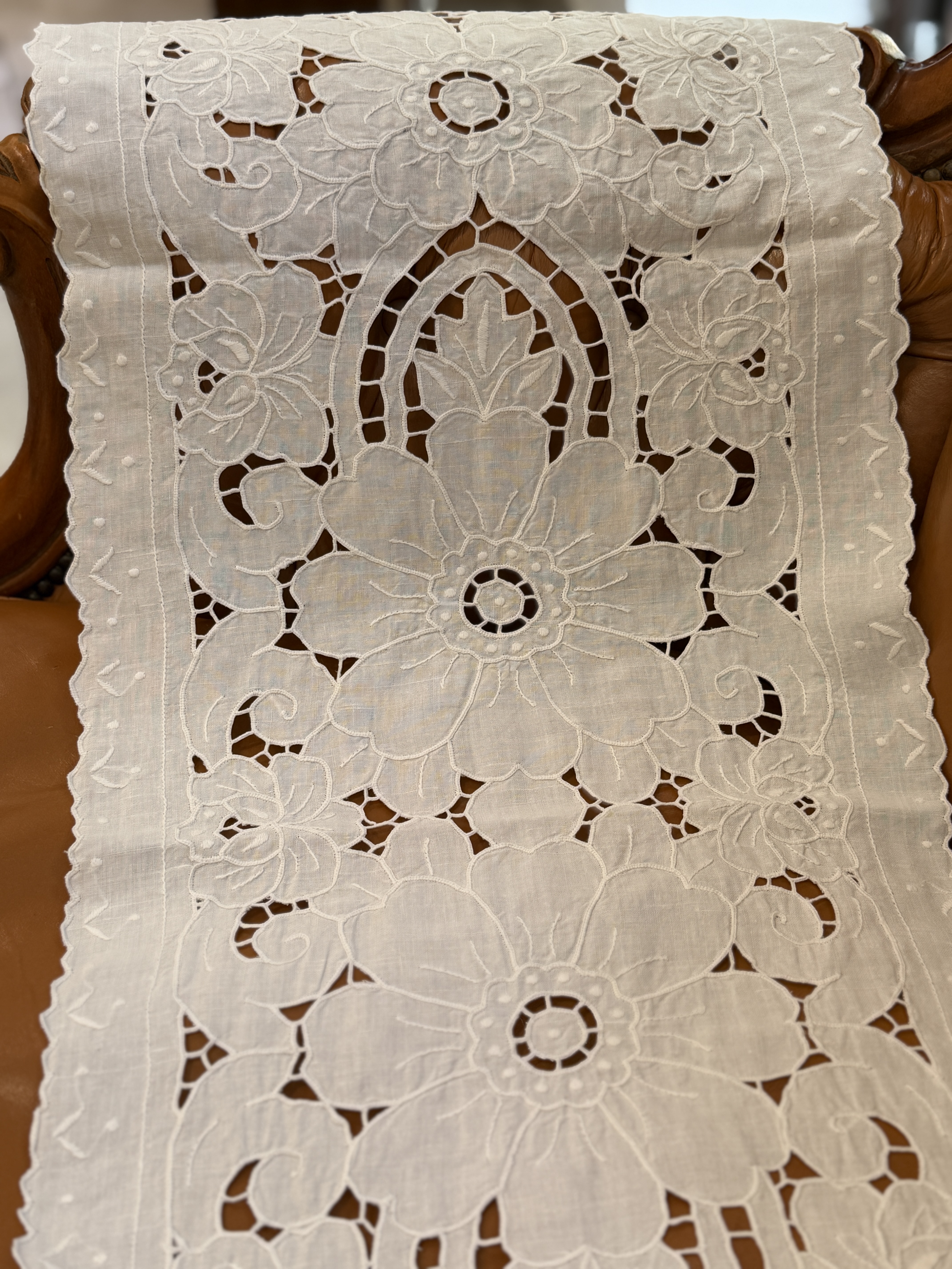 Włoski bieżnik vintage Richelieu 101 × 36 cm – ręczny haft ażurowy na lnie, elegancki obrus Made in Italy (3)