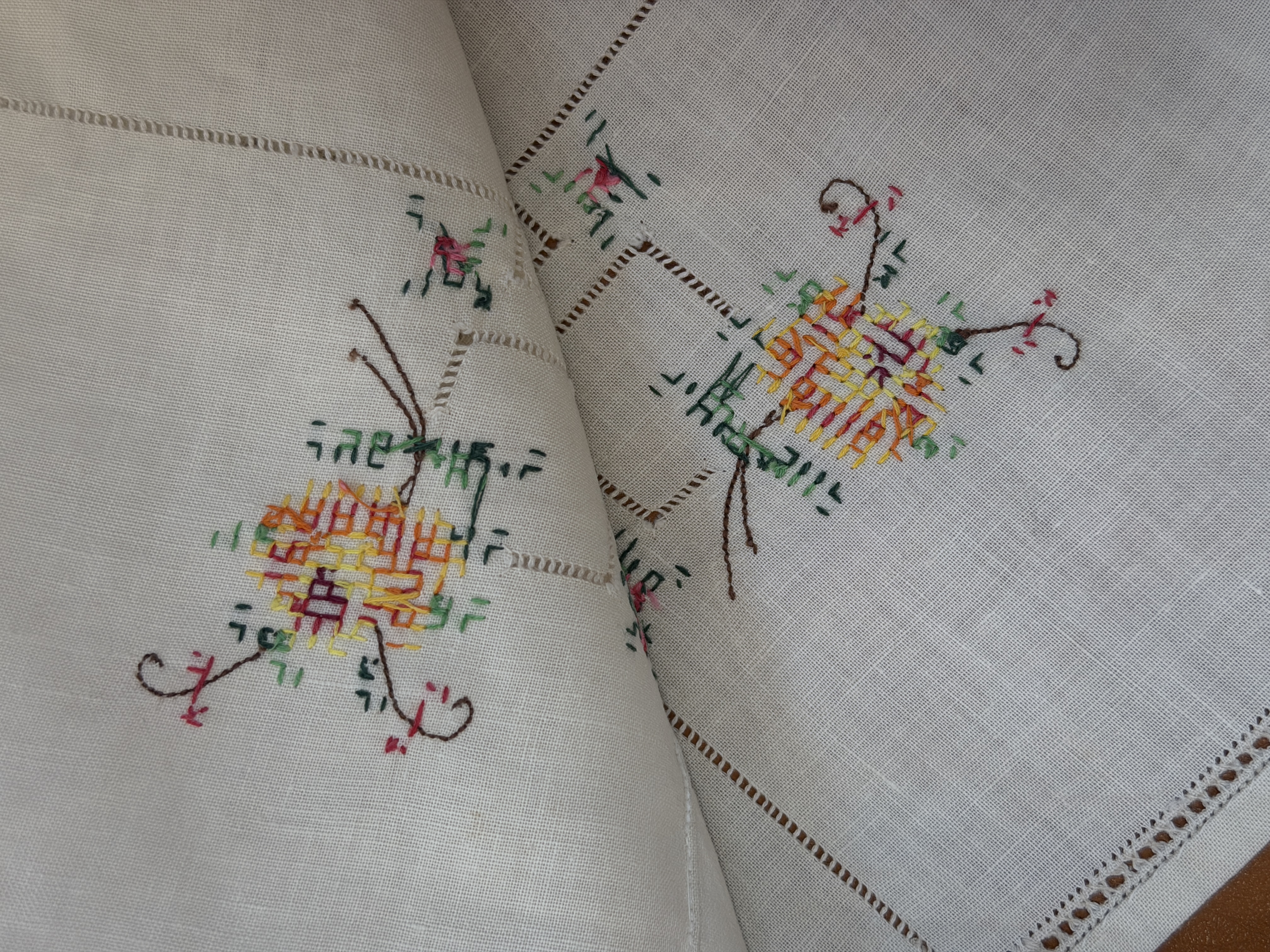 Duży obrus vintage ręcznie haftowany róże mereżka len 98 × 141 cm lata 60./70. (4)