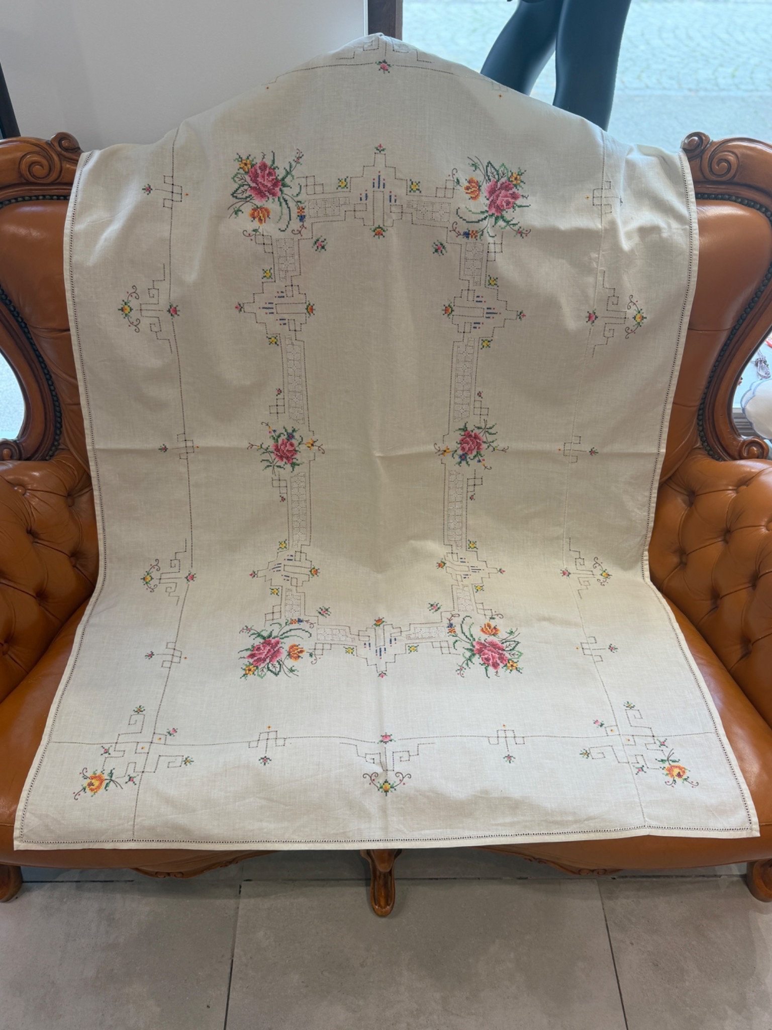Duży obrus vintage ręcznie haftowany róże mereżka len 98 × 141 cm lata 60./70. (1)