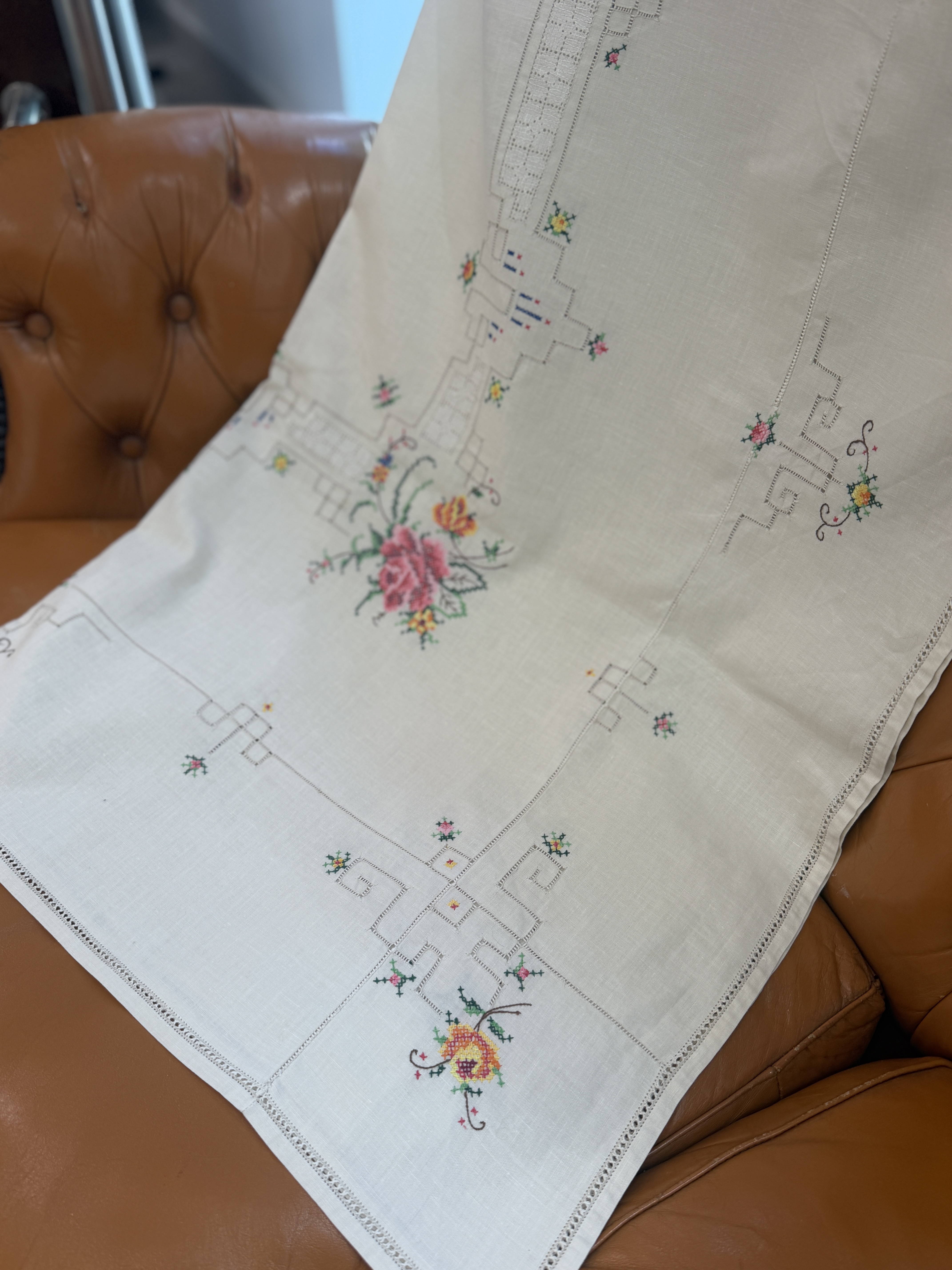Duży obrus vintage ręcznie haftowany róże mereżka len 98 × 141 cm lata 60./70. (3)