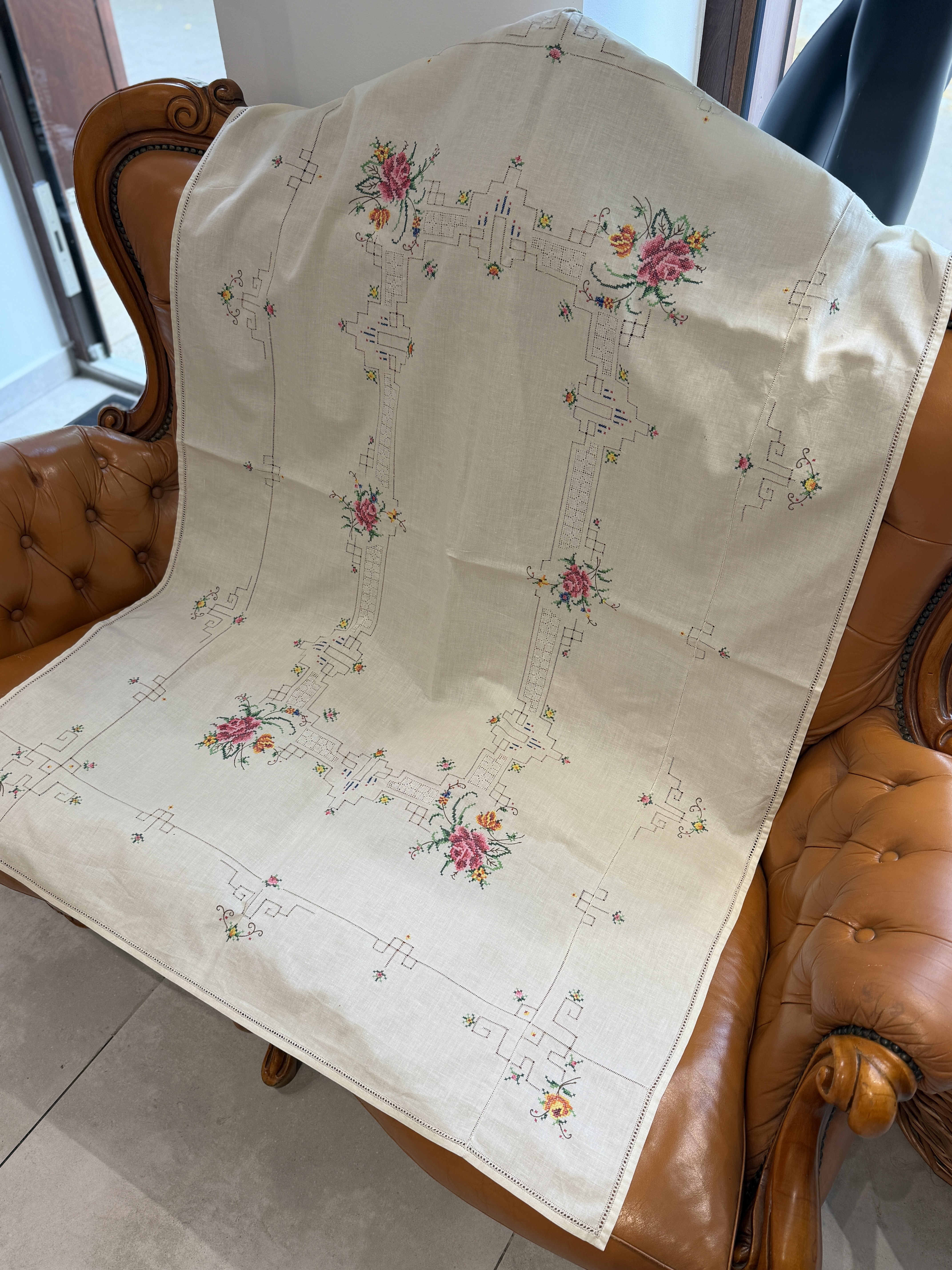 Duży obrus vintage ręcznie haftowany róże mereżka len 98 × 141 cm lata 60./70. (6)