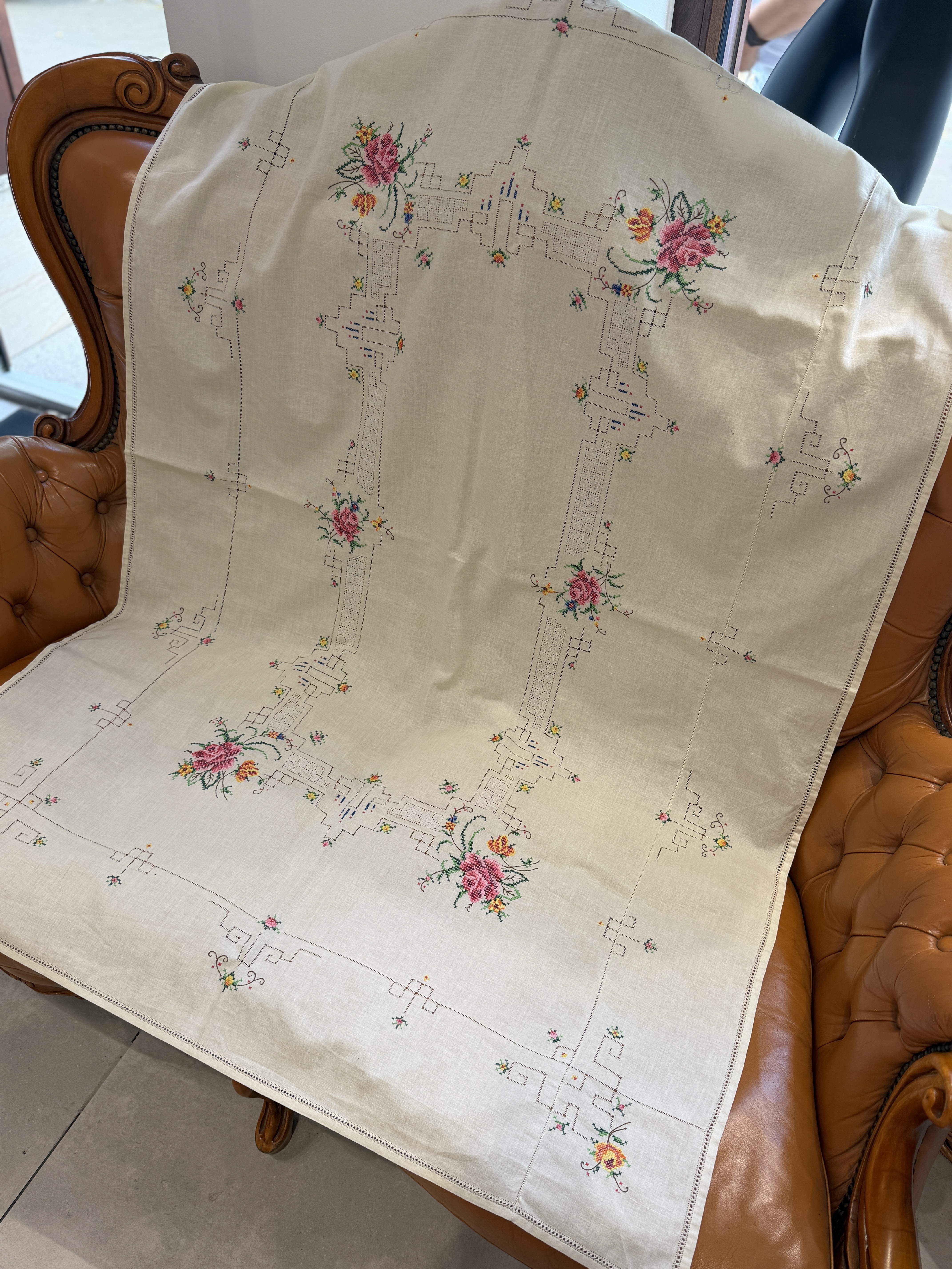 Duży obrus vintage ręcznie haftowany róże mereżka len 98 × 141 cm lata 60./70. (9)