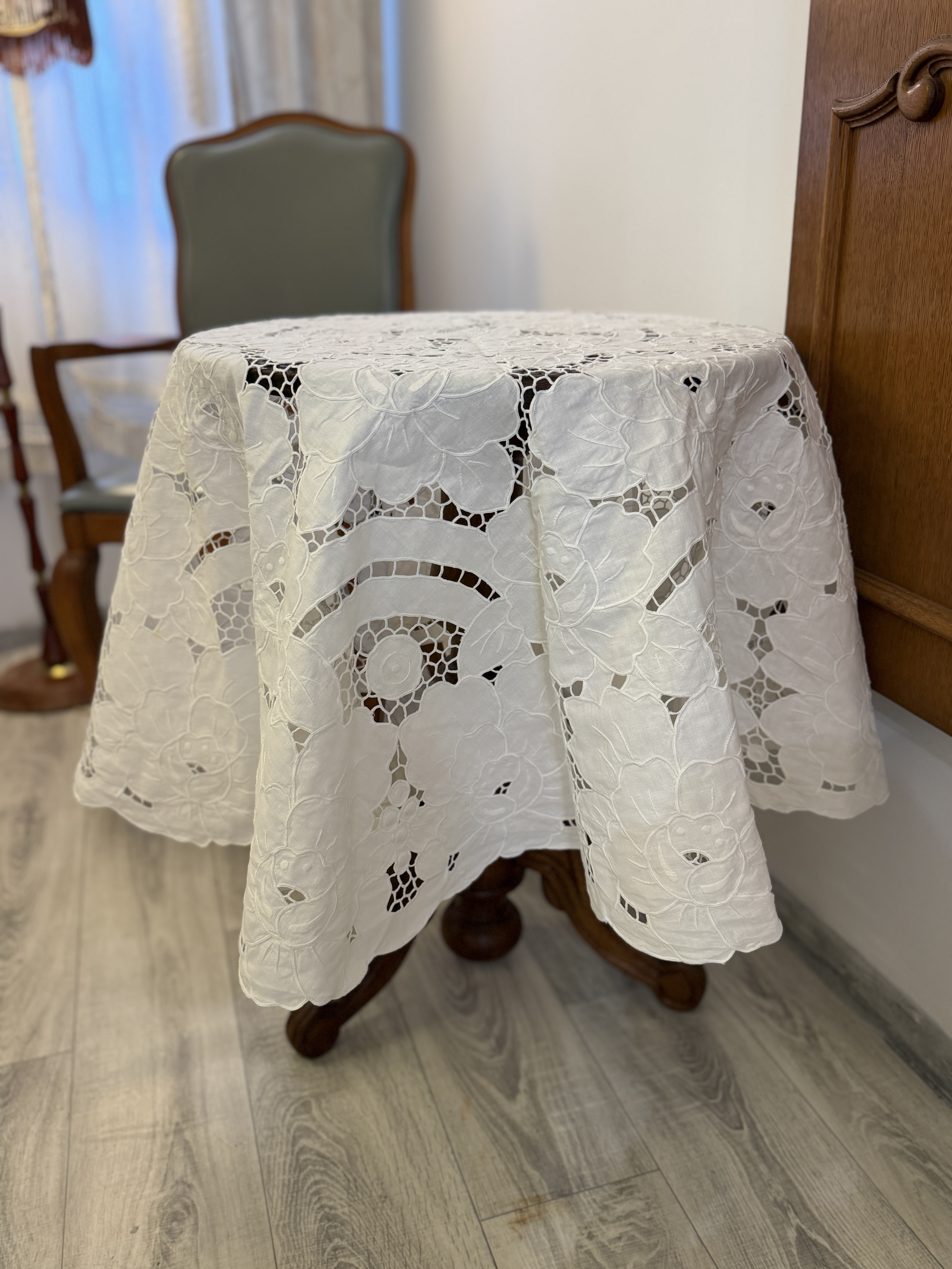 Okrągły obrus vintage haft Richelieu róże ażurowy 142 cm (2)