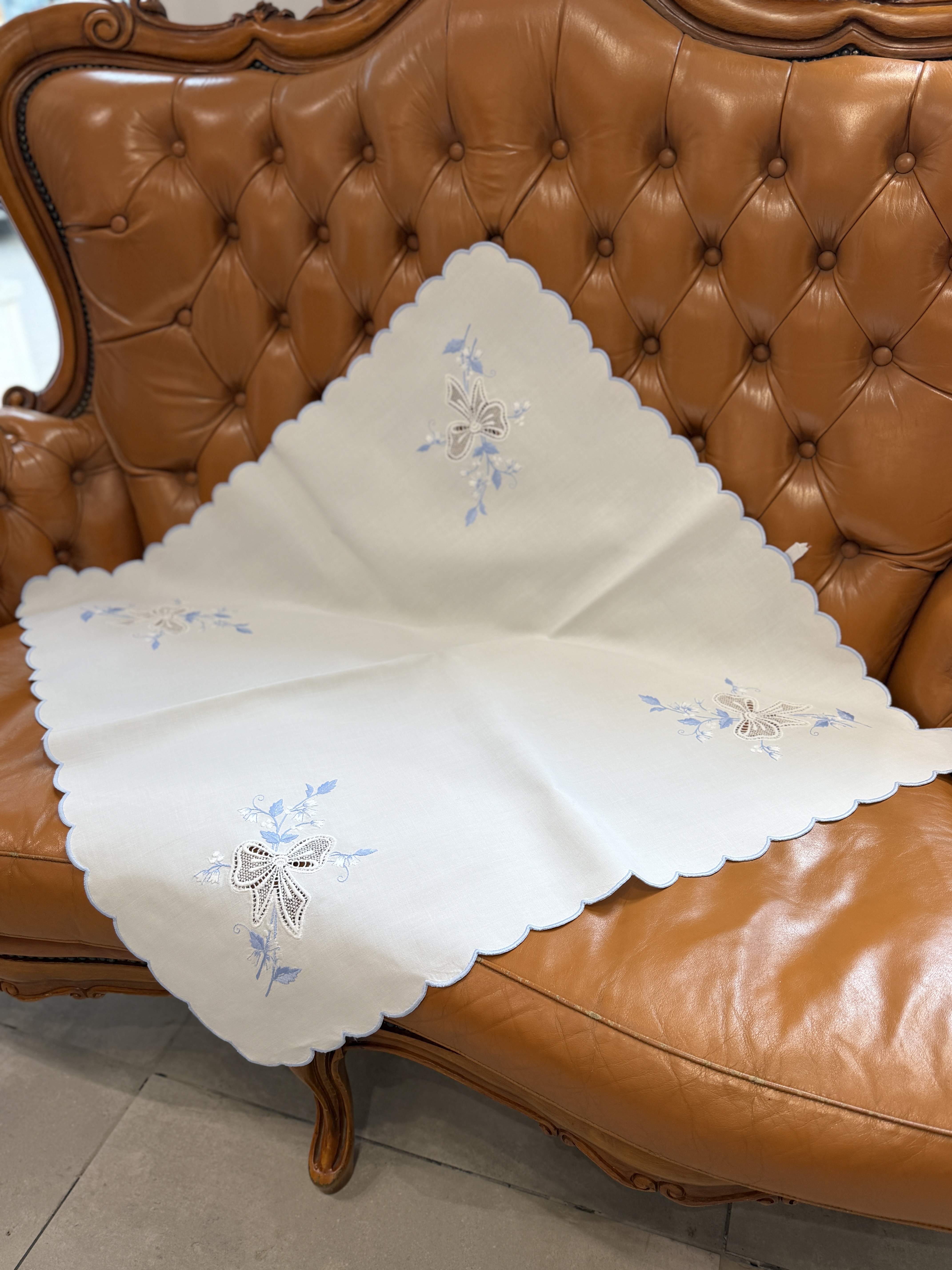 Serweta vintage 78 × 78 cm haftowana kokardy błękitna haft ażurowy (4)