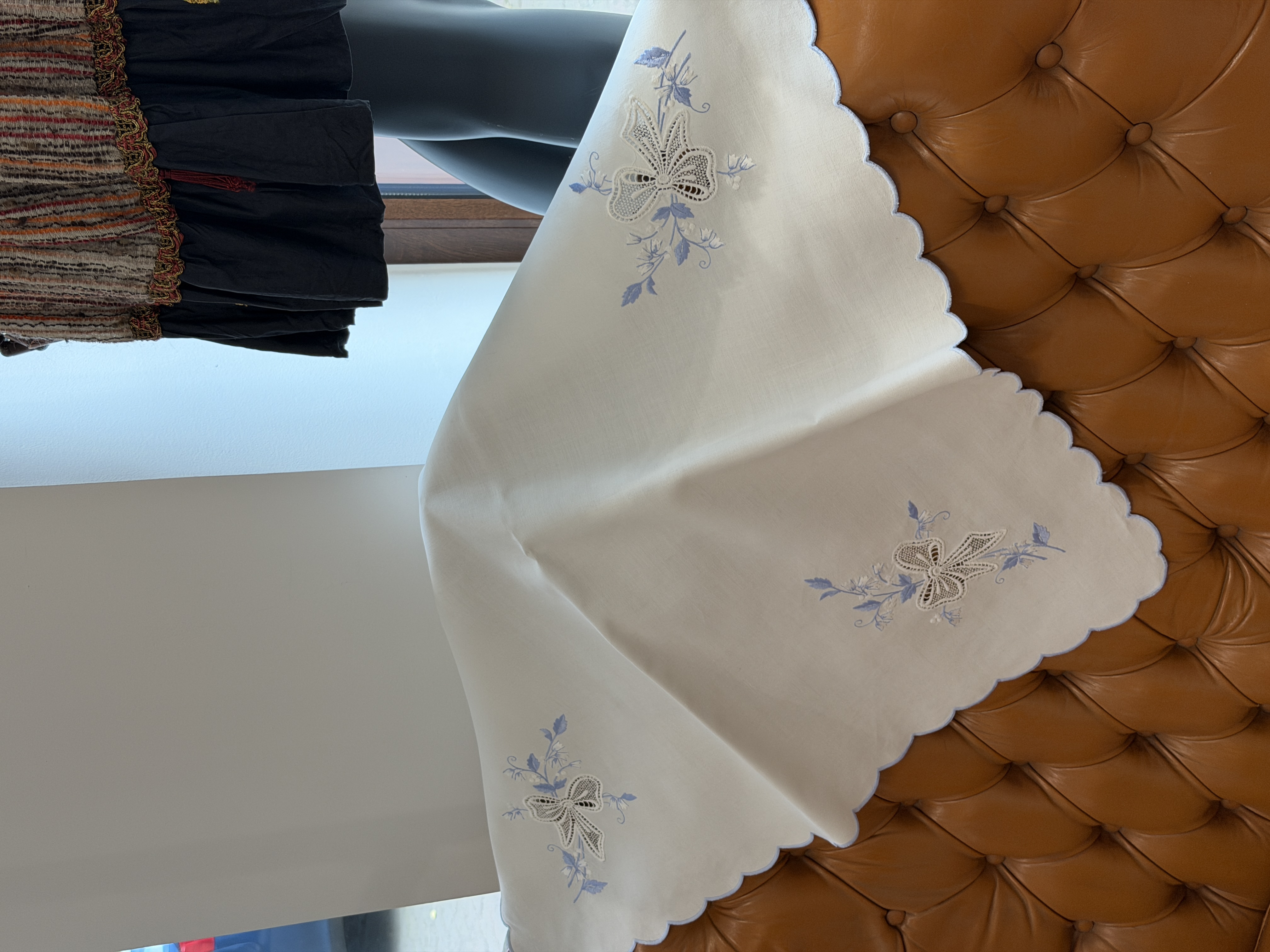Serweta vintage 78 × 78 cm haftowana kokardy błękitna haft ażurowy (5)