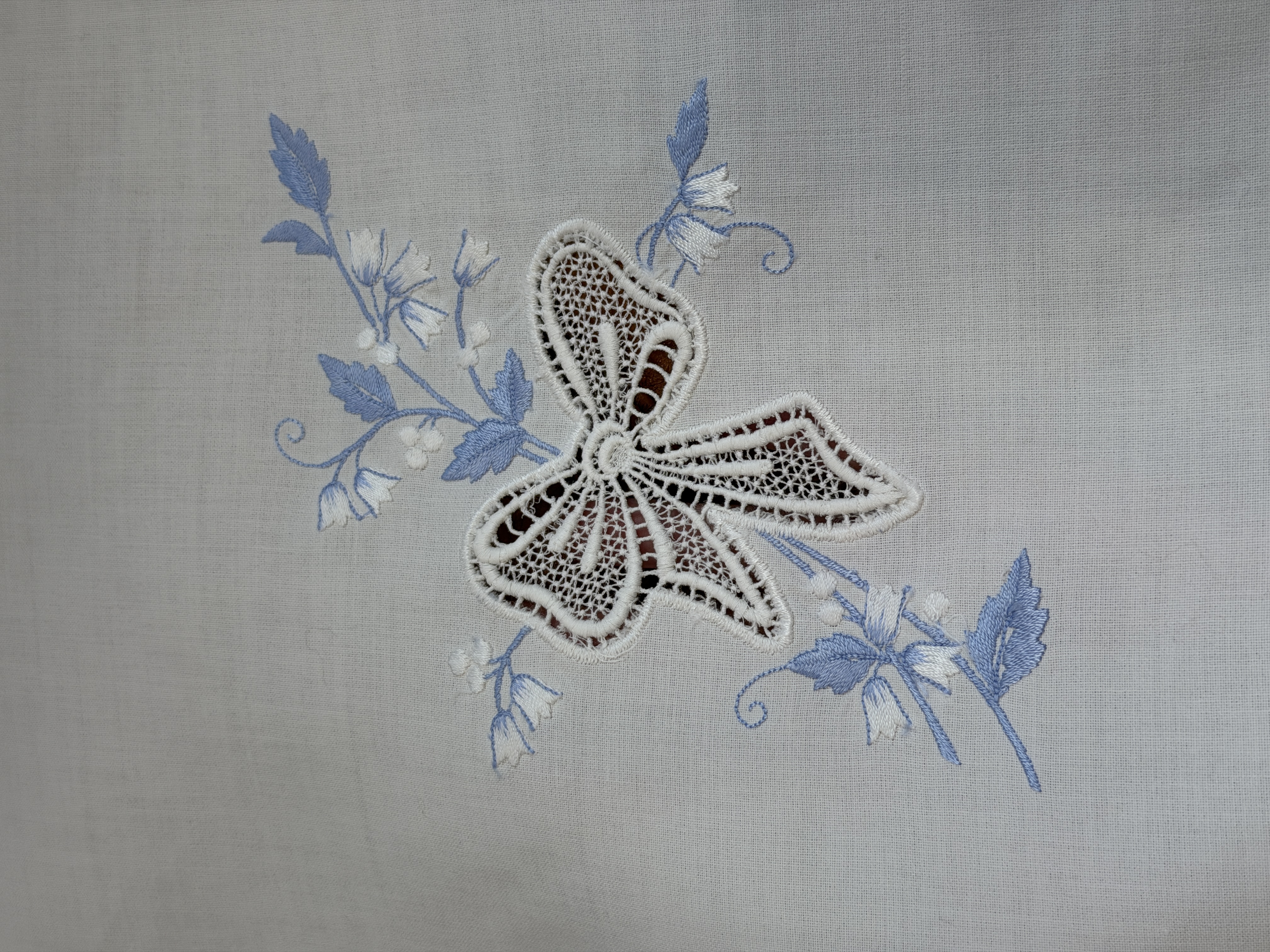 Serweta vintage 78 × 78 cm haftowana kokardy błękitna haft ażurowy (2)