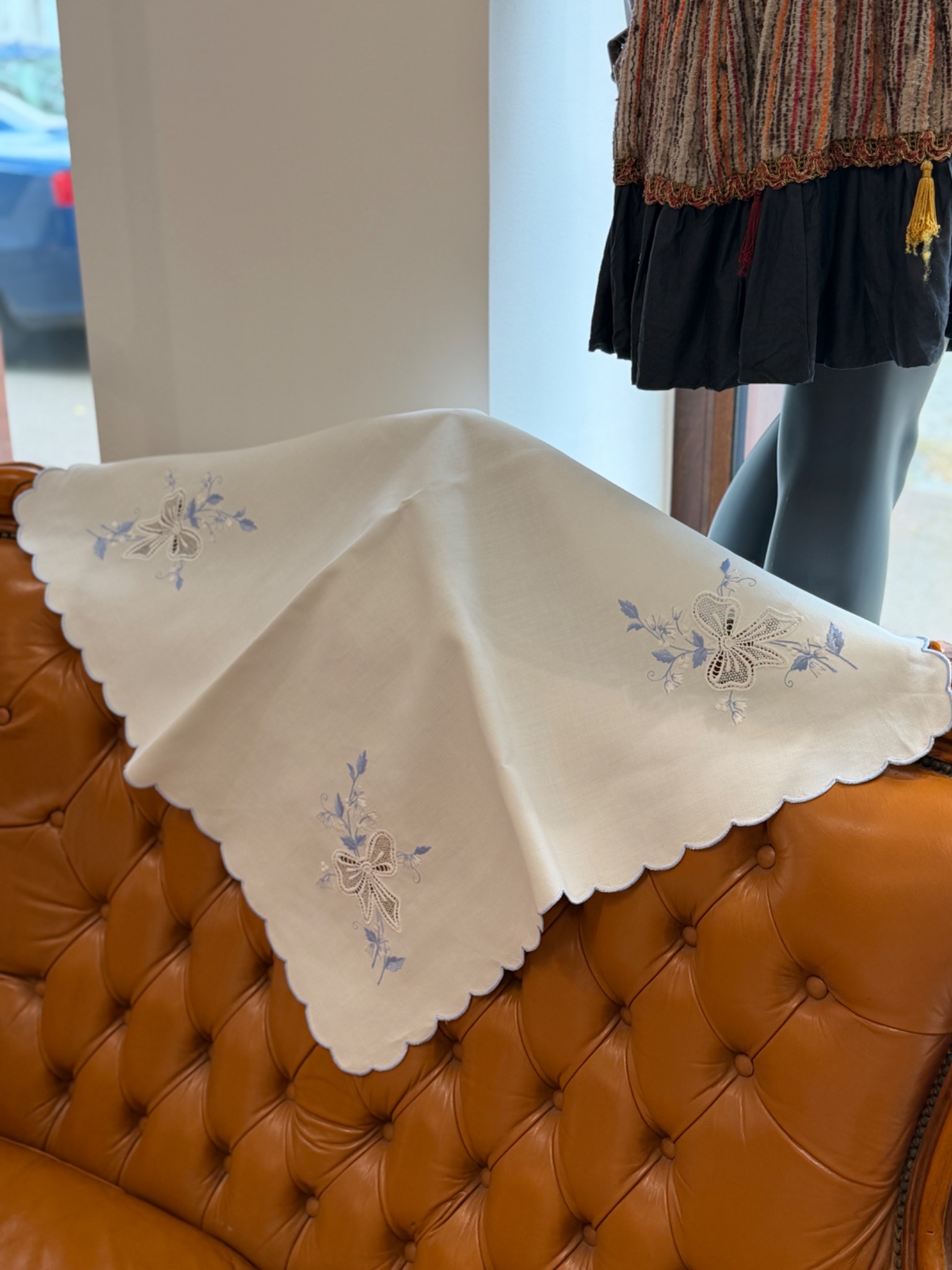 Serweta vintage 78 × 78 cm haftowana kokardy błękitna haft ażurowy