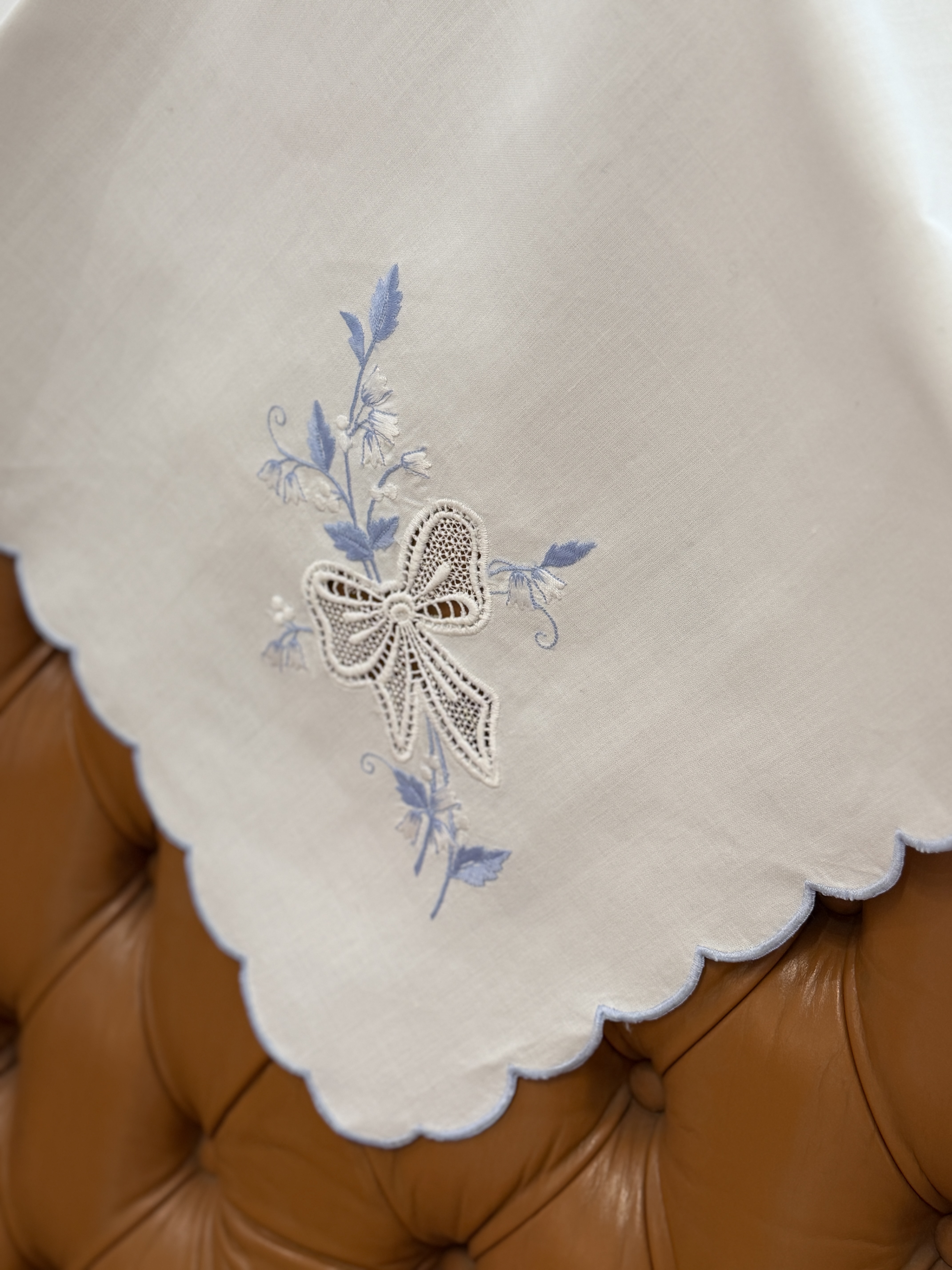 Serweta vintage 78 × 78 cm haftowana kokardy błękitna haft ażurowy (6)