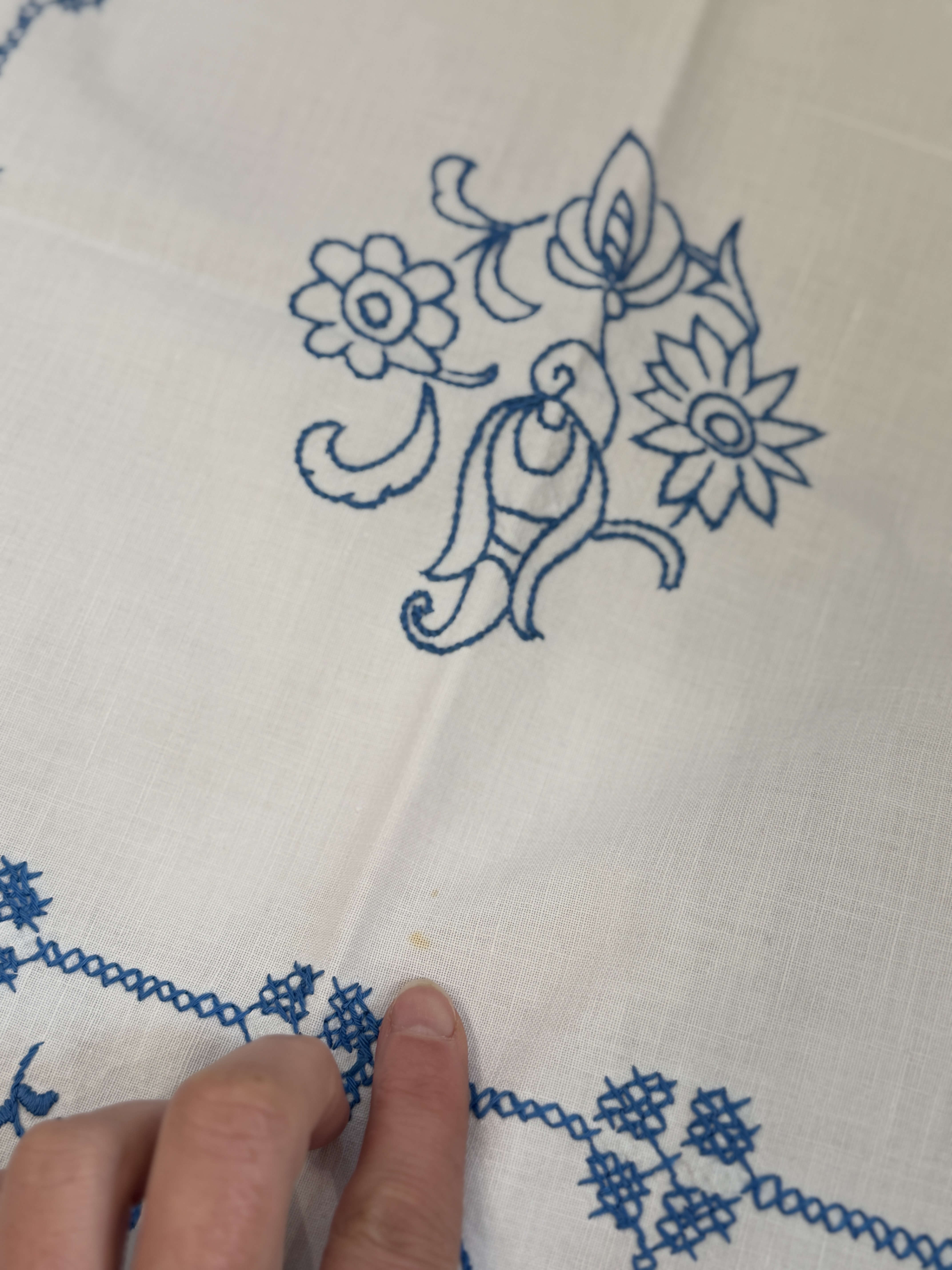 Serweta vintage haftowana ręcznie niebieskie kwiaty koronka 53 × 53 cm (3)