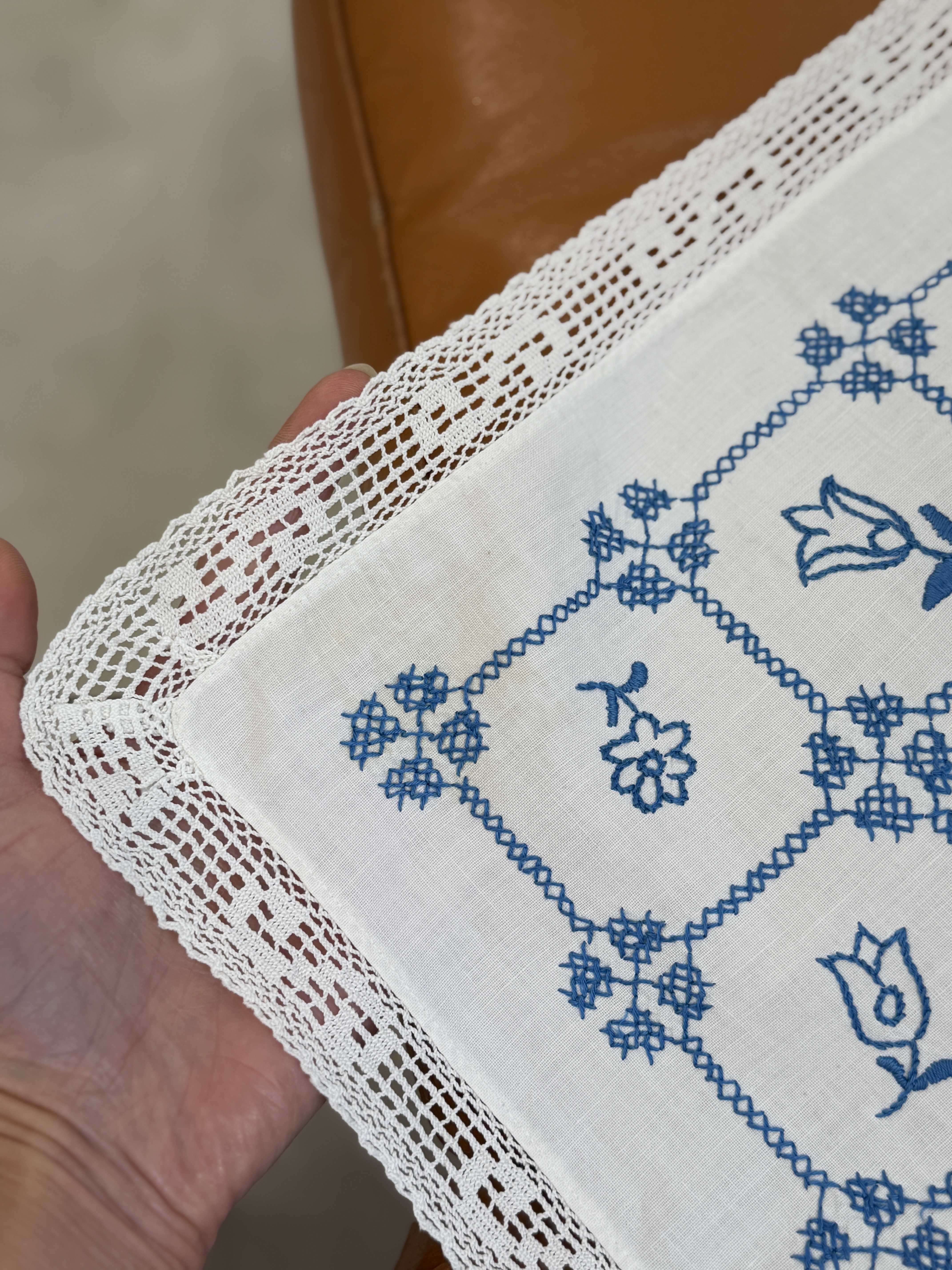 Serweta vintage haftowana ręcznie niebieskie kwiaty koronka 53 × 53 cm (6)