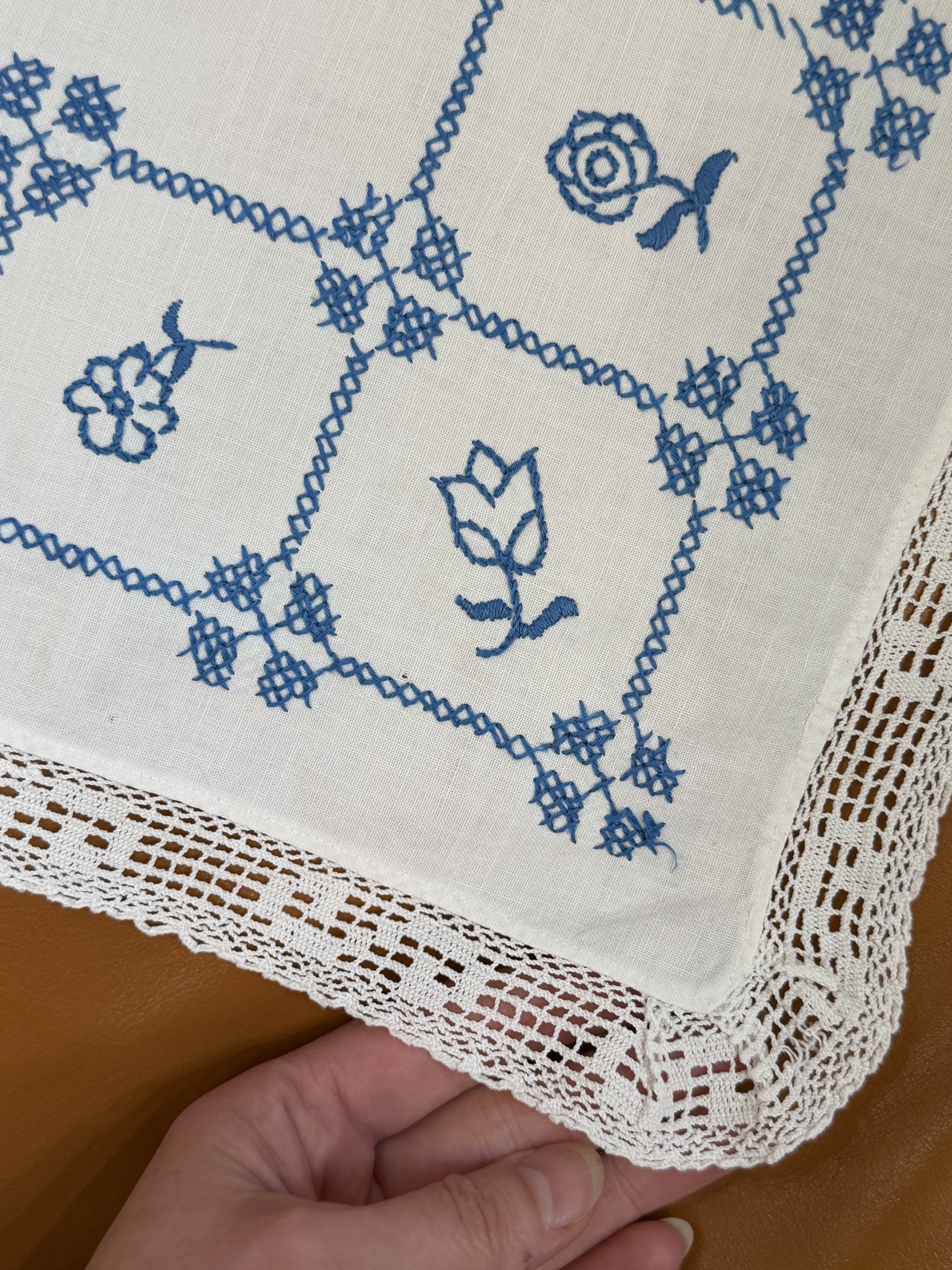 Serweta vintage haftowana ręcznie niebieskie kwiaty koronka 53 × 53 cm (7)