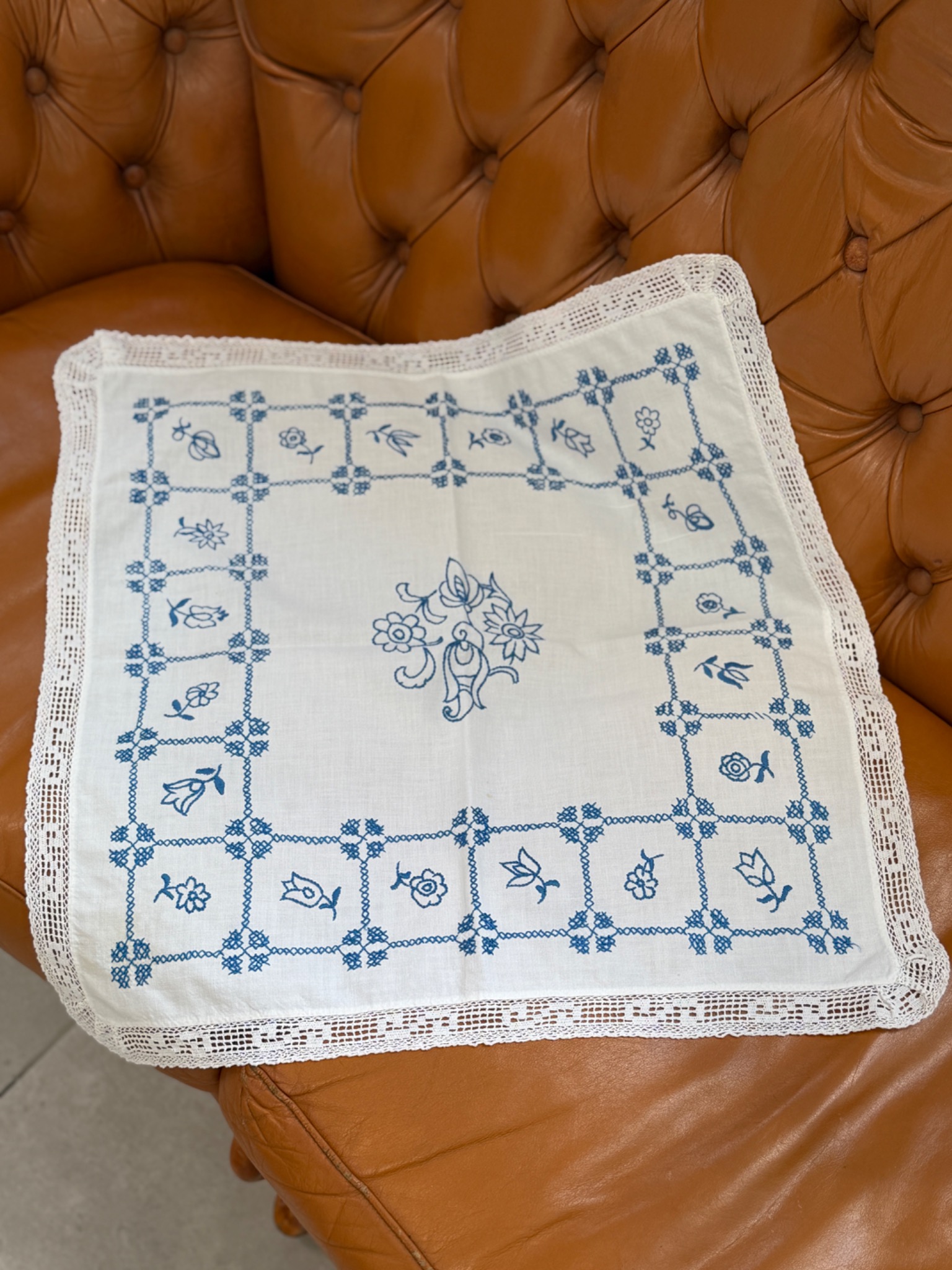 Serweta vintage haftowana ręcznie niebieskie kwiaty koronka 53 × 53 cm