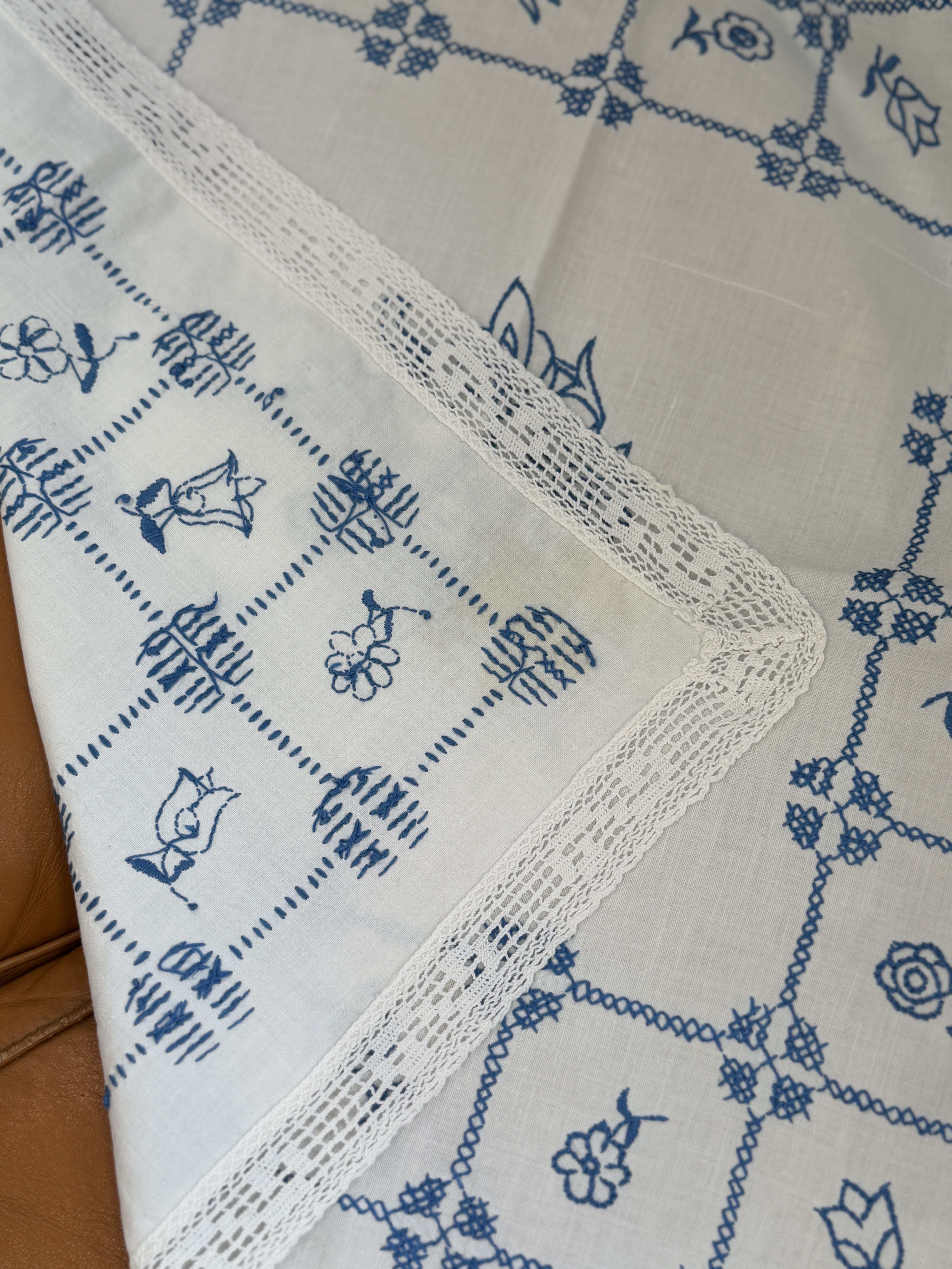 Serweta vintage haftowana ręcznie niebieskie kwiaty koronka 53 × 53 cm (5)