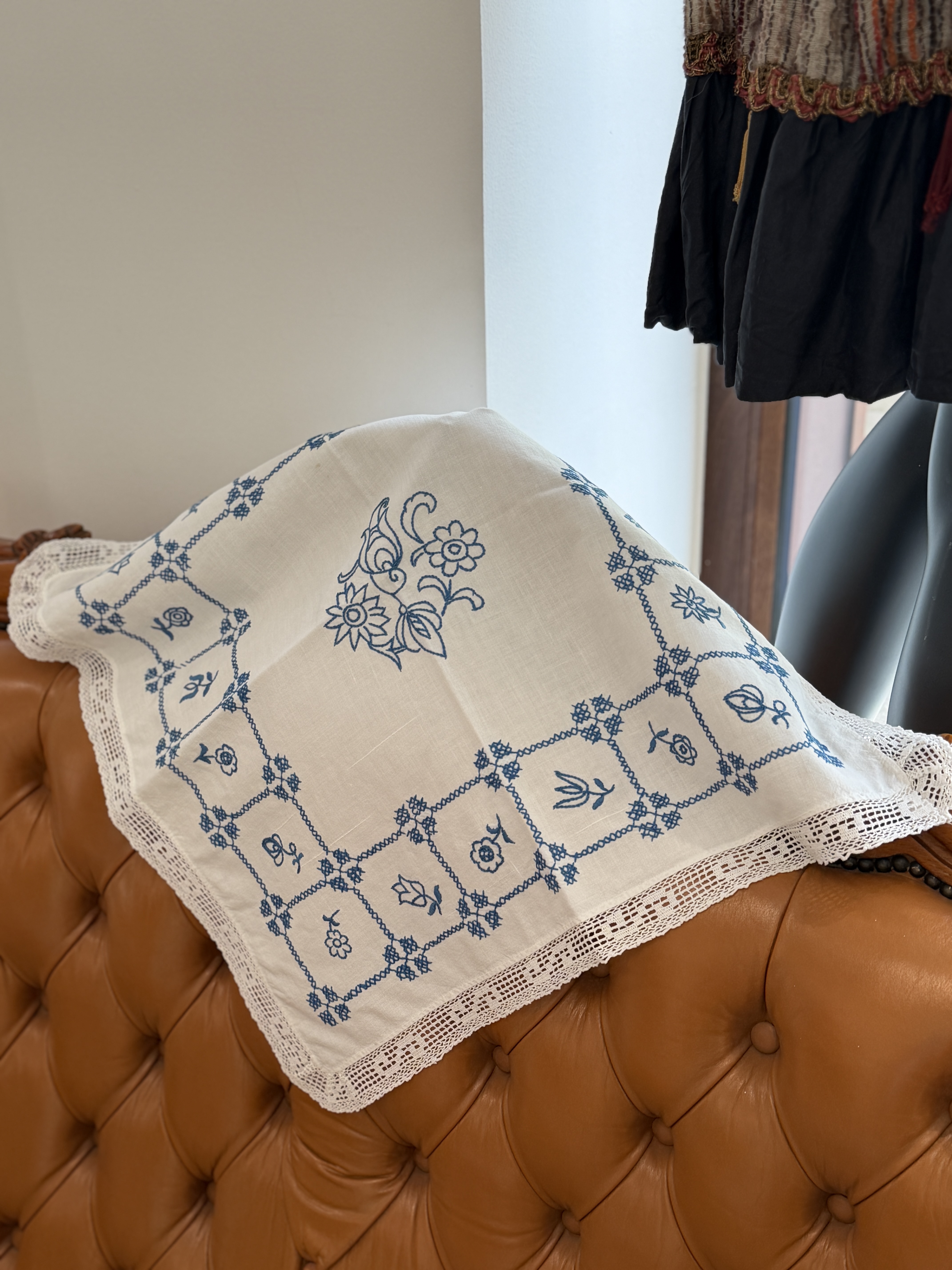 Serweta vintage haftowana ręcznie niebieskie kwiaty koronka 53 × 53 cm (2)