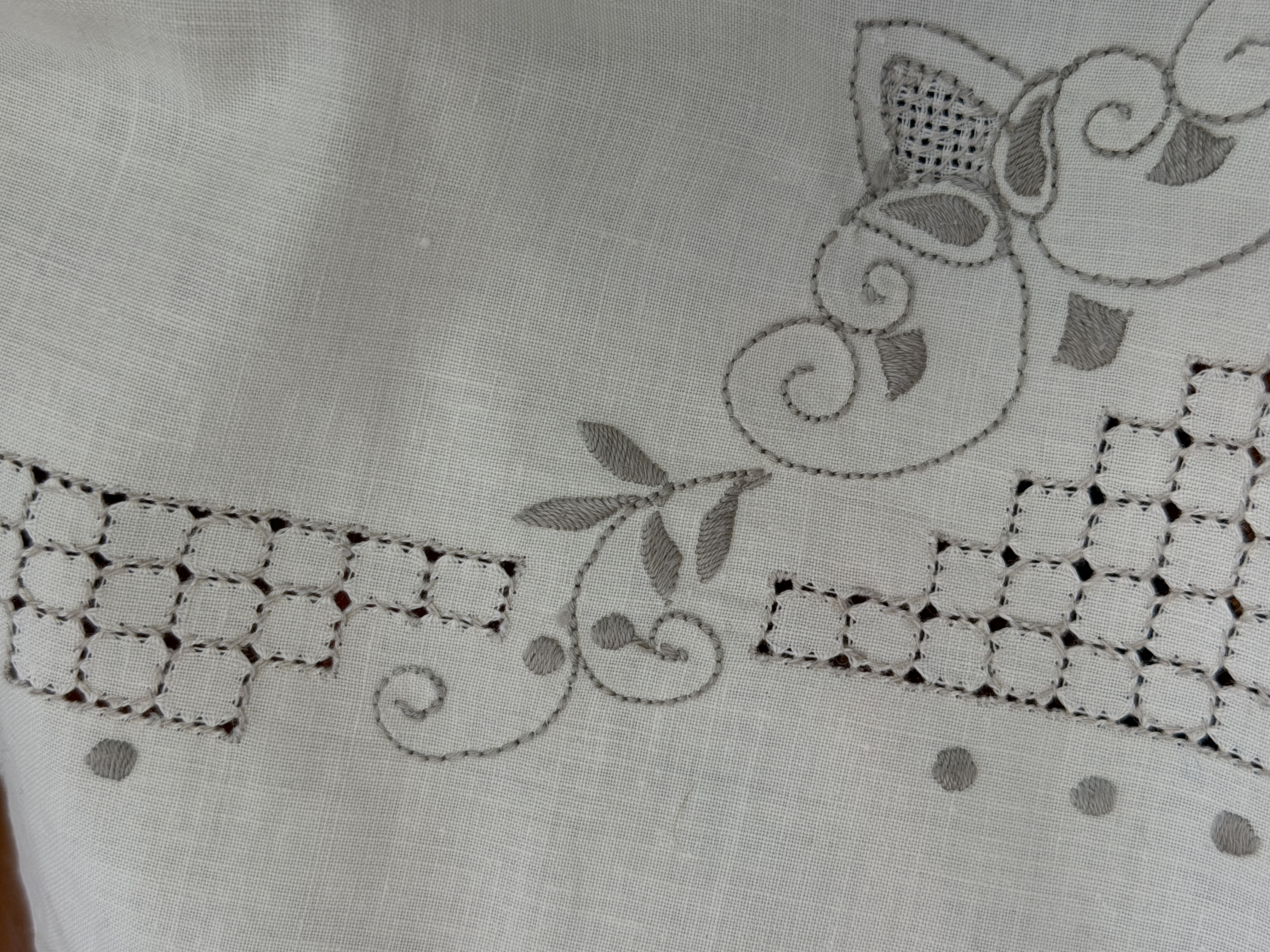 Obrus vintage haft Richelieu ręczny ecru szary 105 × 111 cm lata 40.–60. (3)