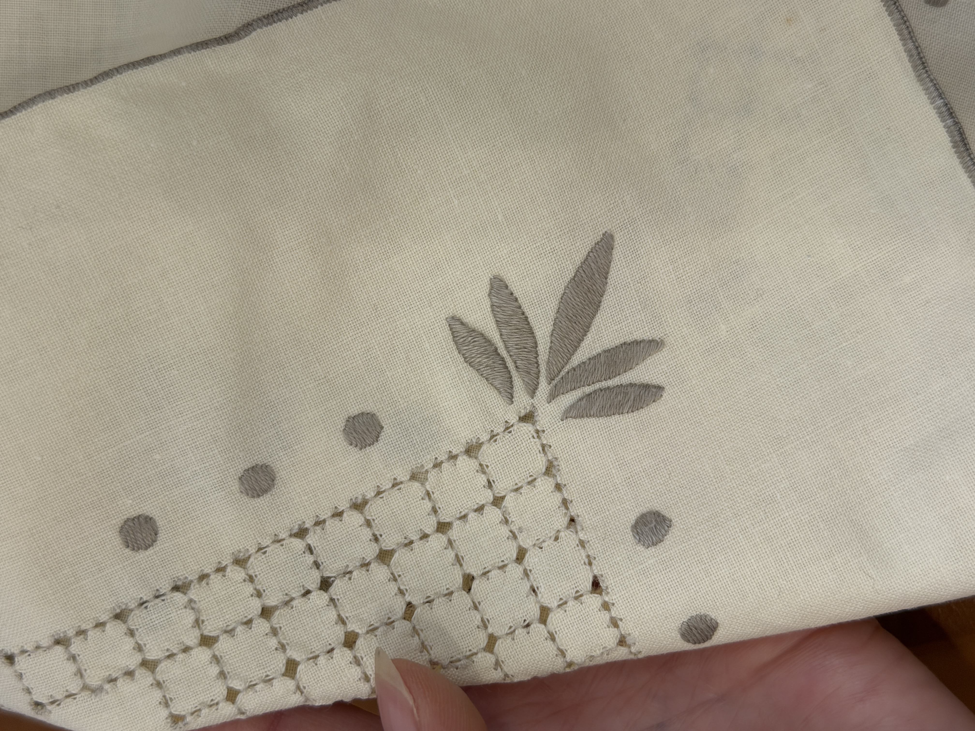 Obrus vintage haft Richelieu ręczny ecru szary 105 × 111 cm lata 40.–60. (4)