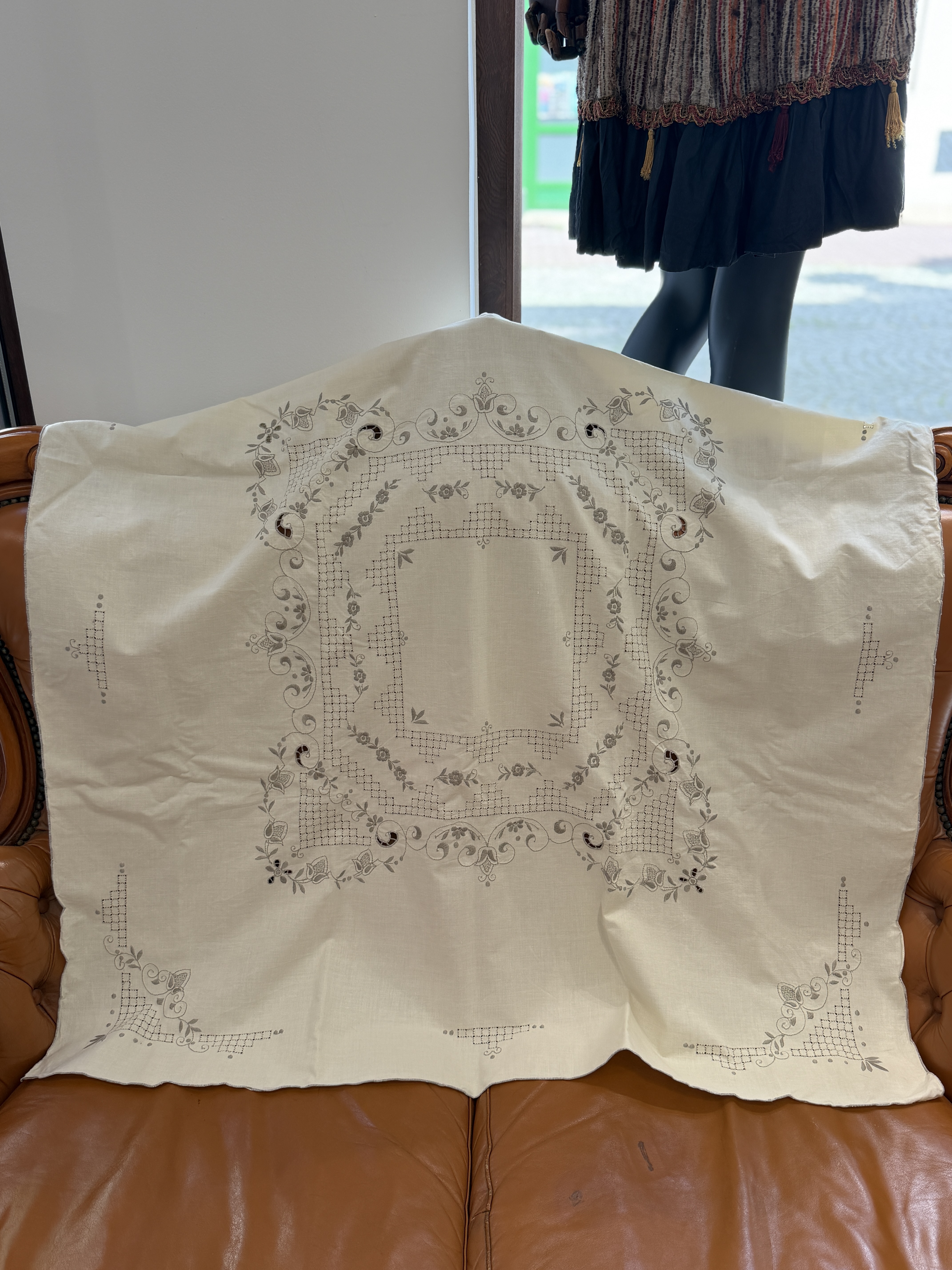 Obrus vintage haft Richelieu ręczny ecru szary 105 × 111 cm lata 40.–60. (9)