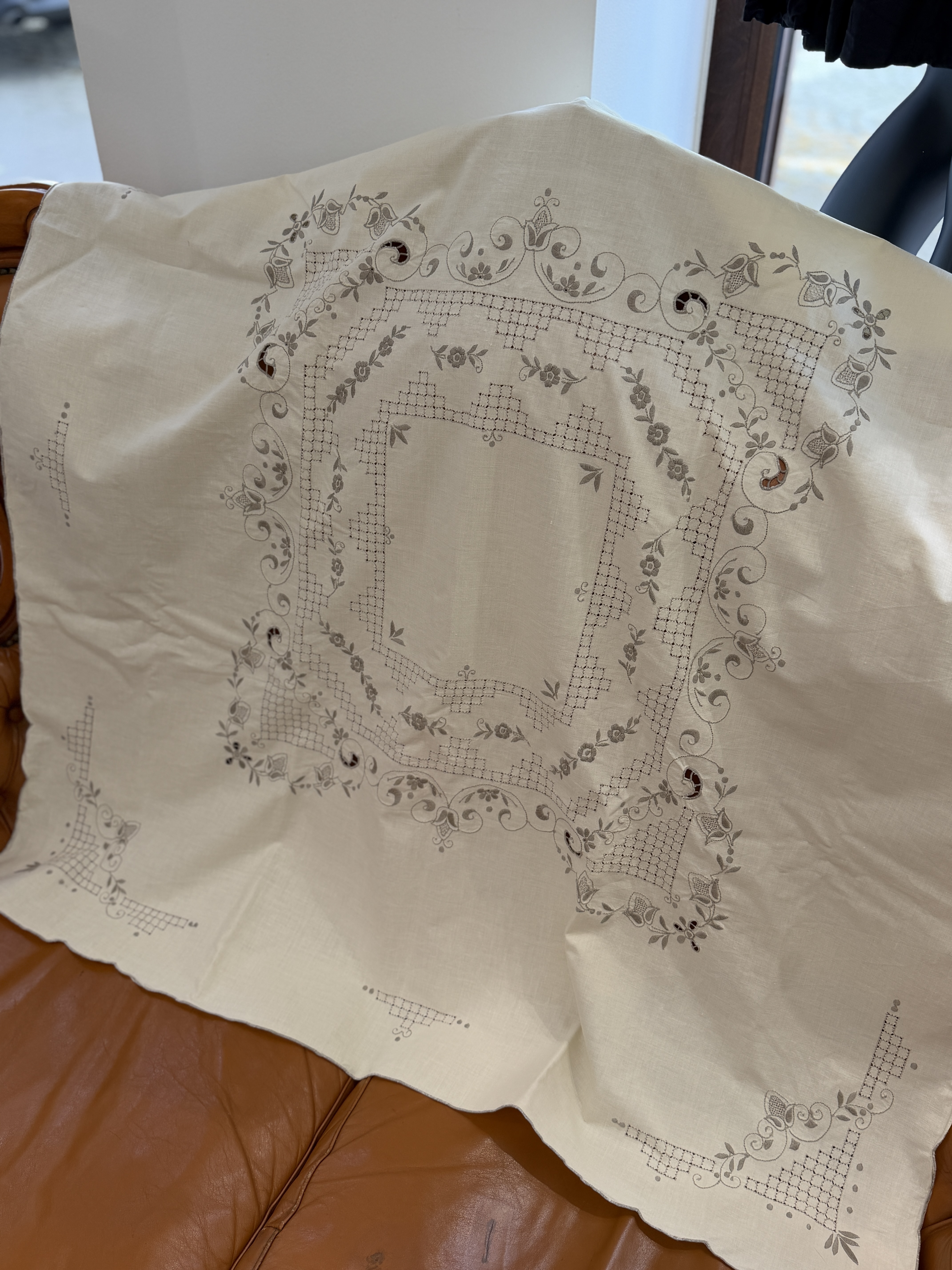 Obrus vintage haft Richelieu ręczny ecru szary 105 × 111 cm lata 40.–60. (6)