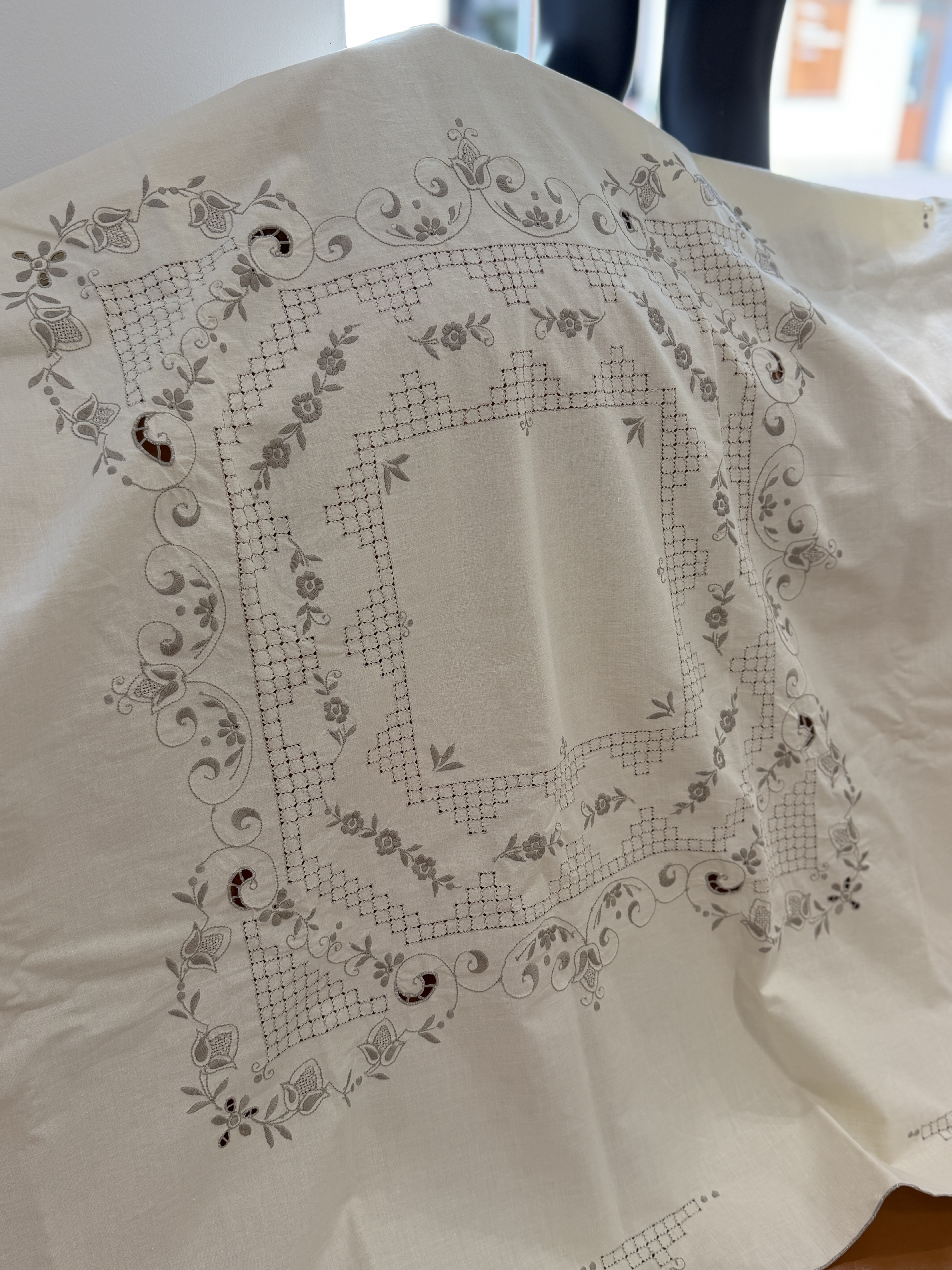 Obrus vintage haft Richelieu ręczny ecru szary 105 × 111 cm lata 40.–60. (7)