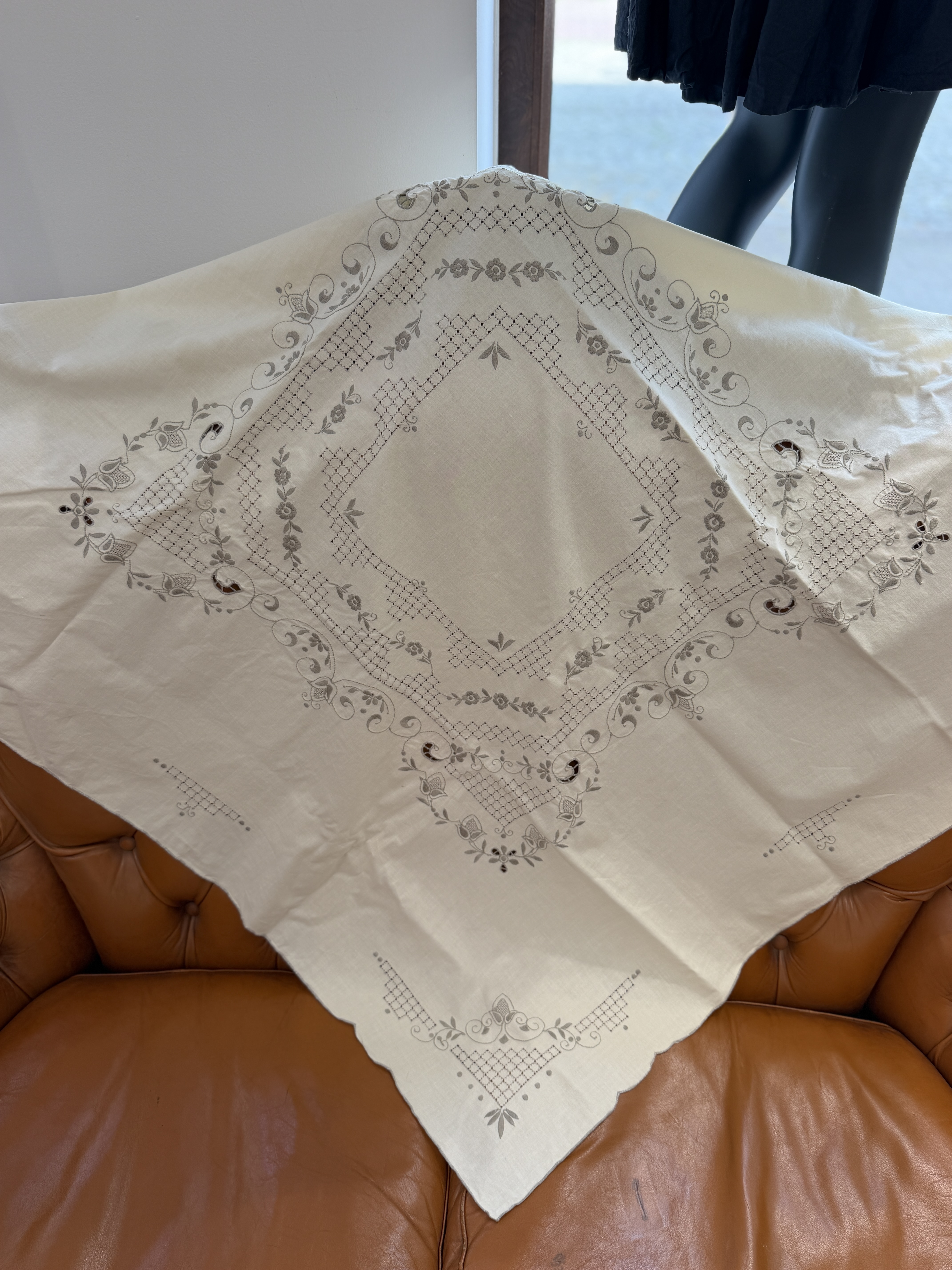 Obrus vintage haft Richelieu ręczny ecru szary 105 × 111 cm lata 40.–60. (2)