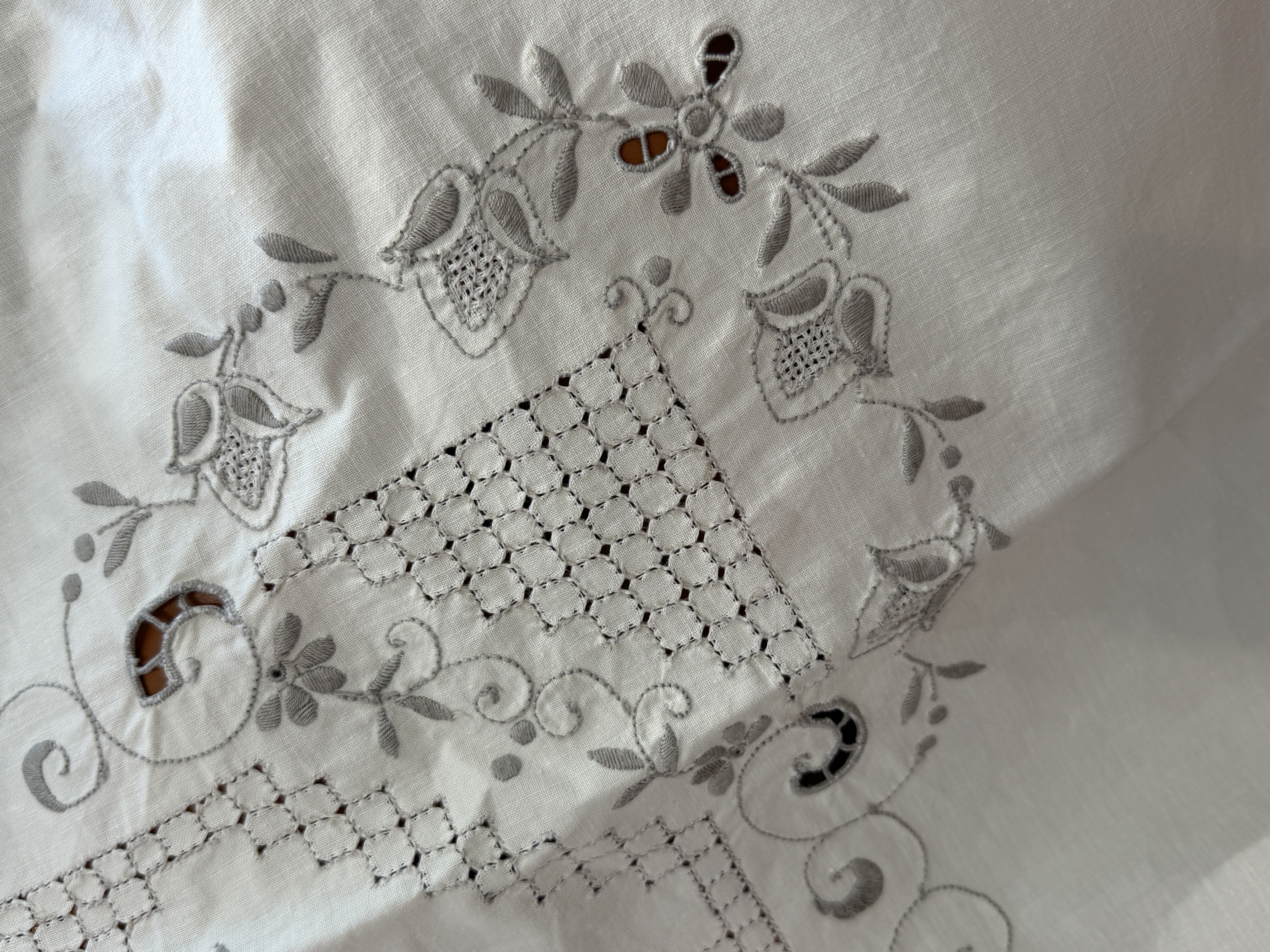 Obrus vintage haft Richelieu ręczny ecru szary 105 × 111 cm lata 40.–60. (5)