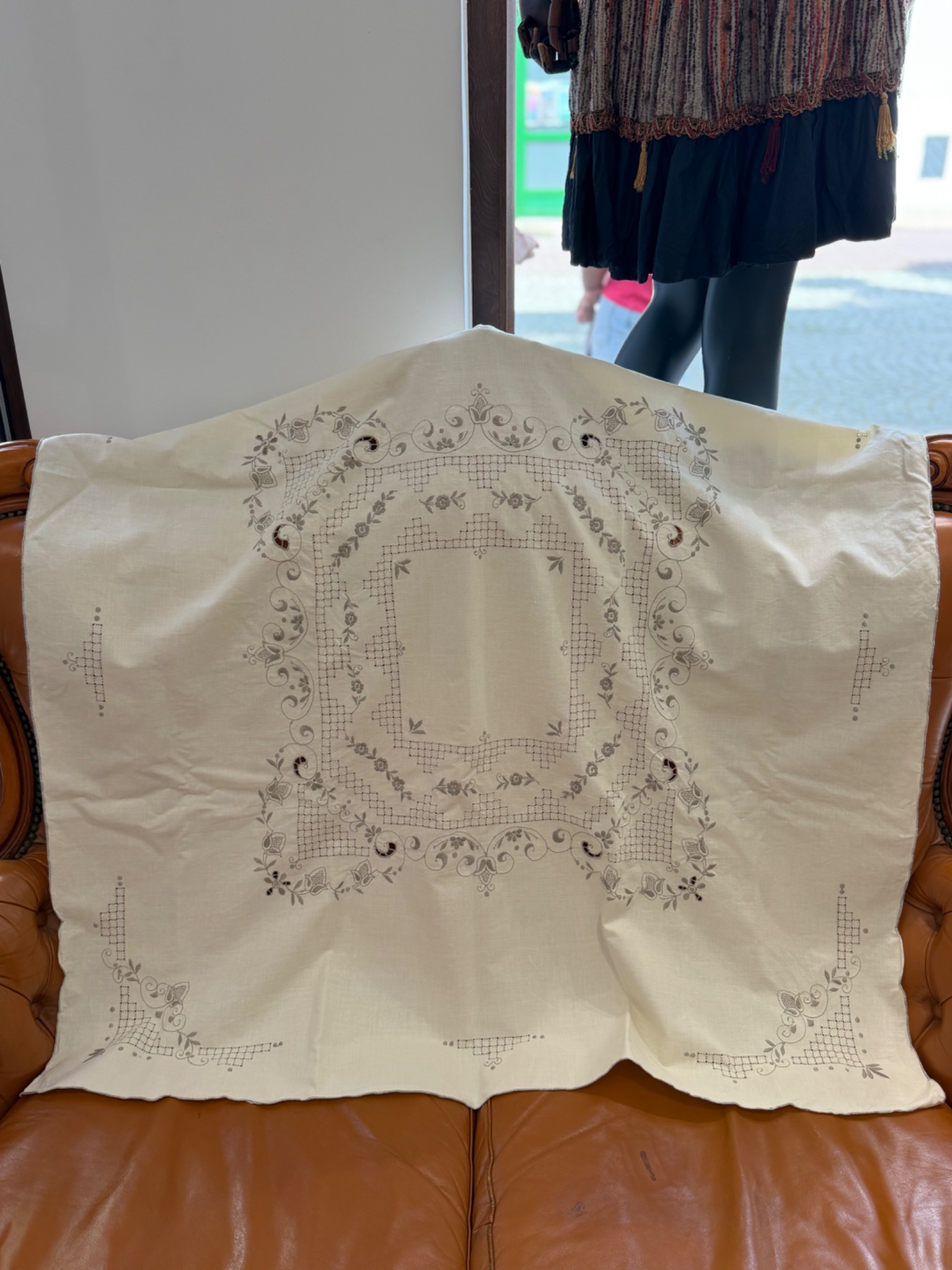 Obrus vintage haft Richelieu ręczny ecru szary 105 × 111 cm lata 40.–60.