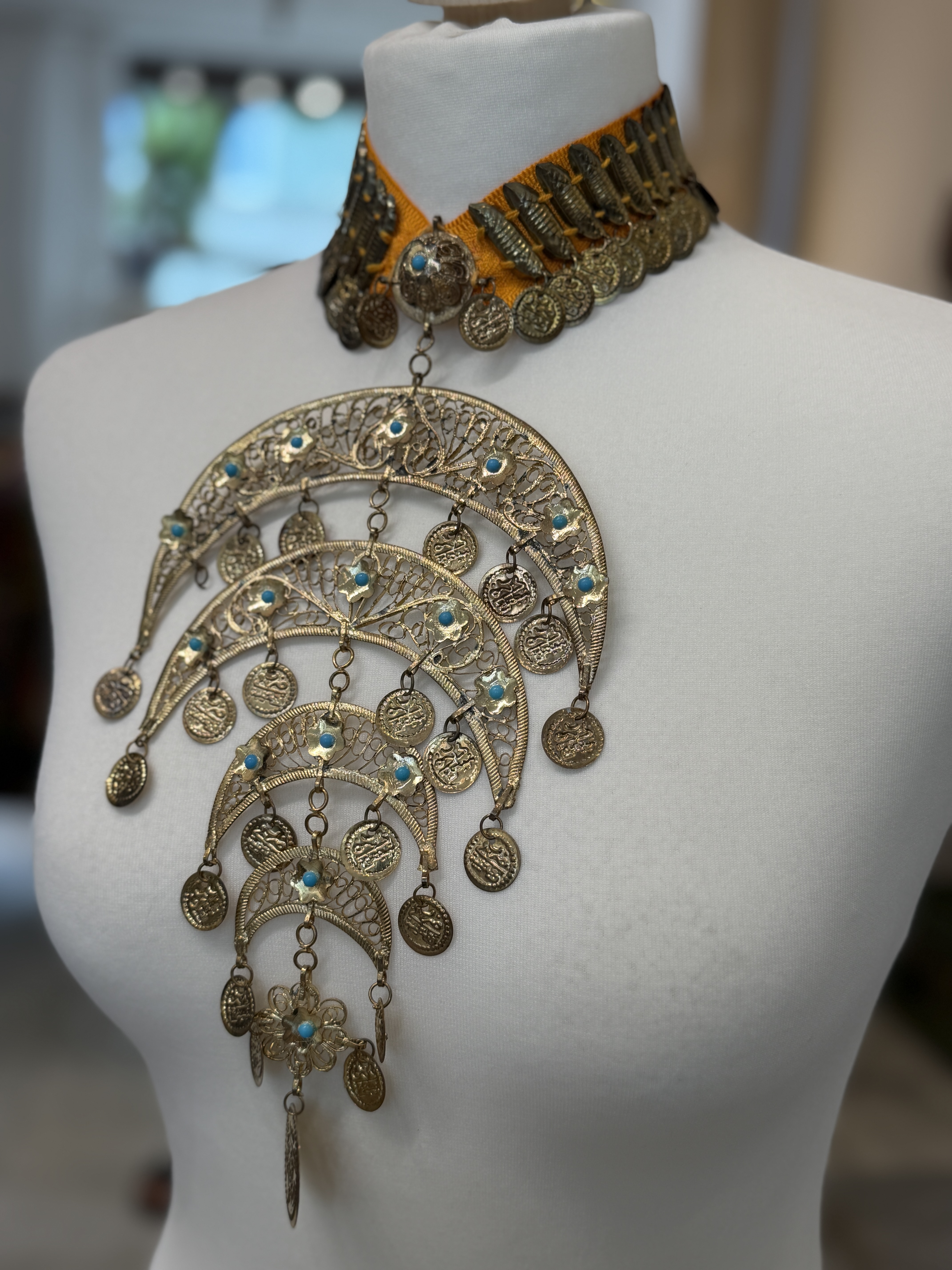 Duży naszyjnik choker etniczny boho tribal z monetami i turkusami (3)