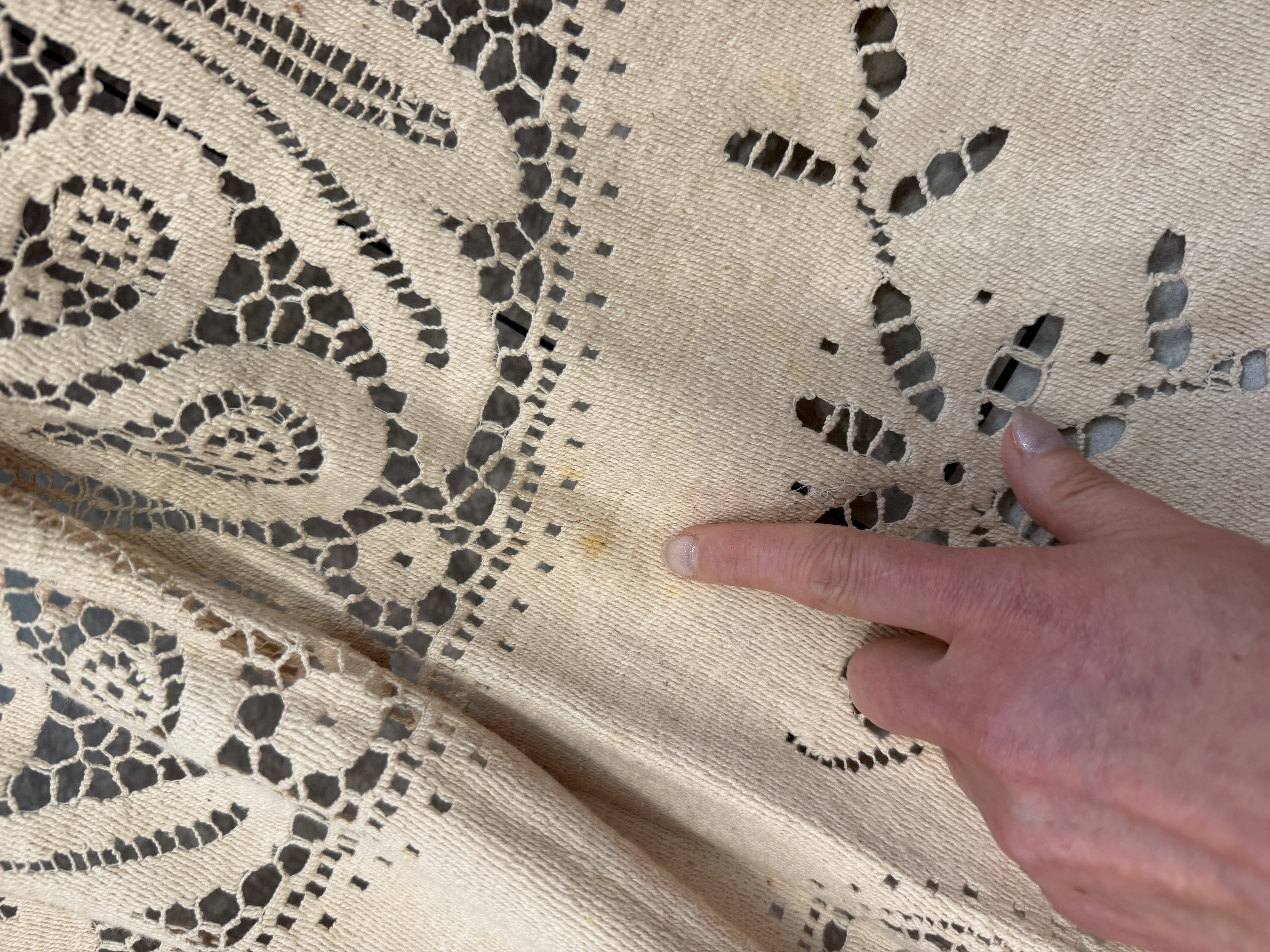 Antyczna ręcznie wykonana narzuta koronkowa, obrus filet ecru 280 × 240 cm lata 20.–40. XX wieku (13)