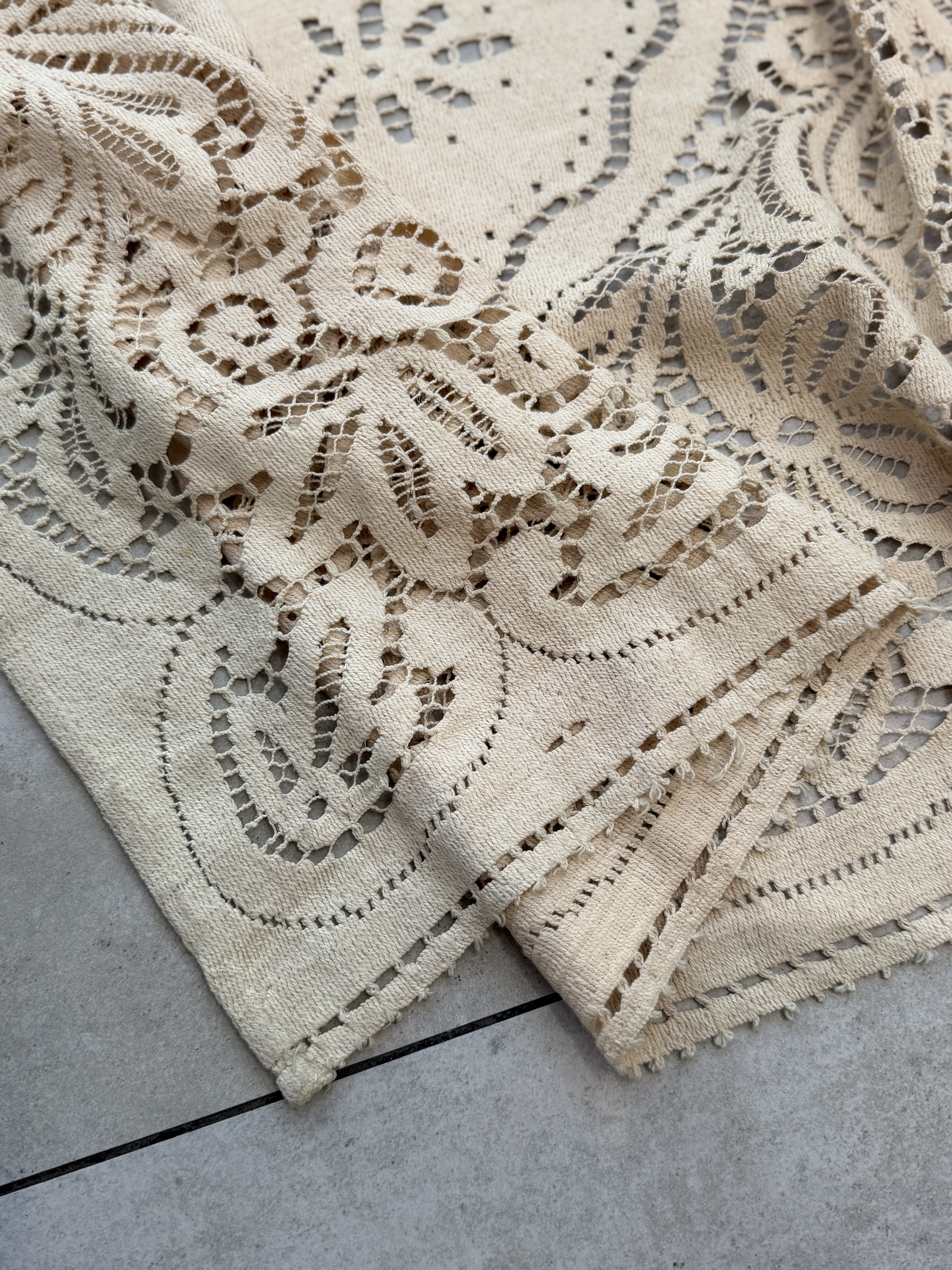 Antyczna ręcznie wykonana narzuta koronkowa, obrus filet ecru 280 × 240 cm lata 20.–40. XX wieku (10)