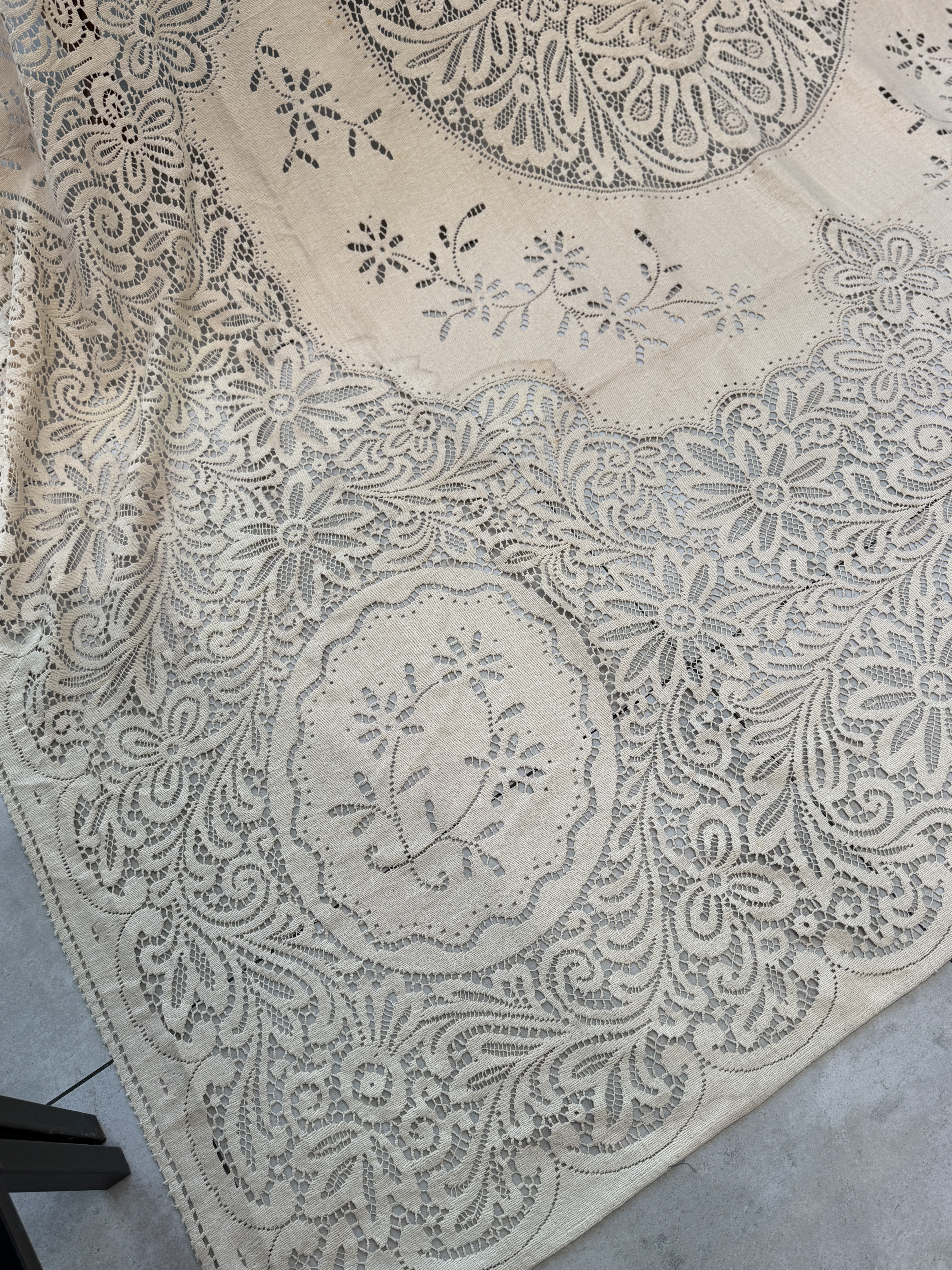 Antyczna ręcznie wykonana narzuta koronkowa, obrus filet ecru 280 × 240 cm lata 20.–40. XX wieku (4)
