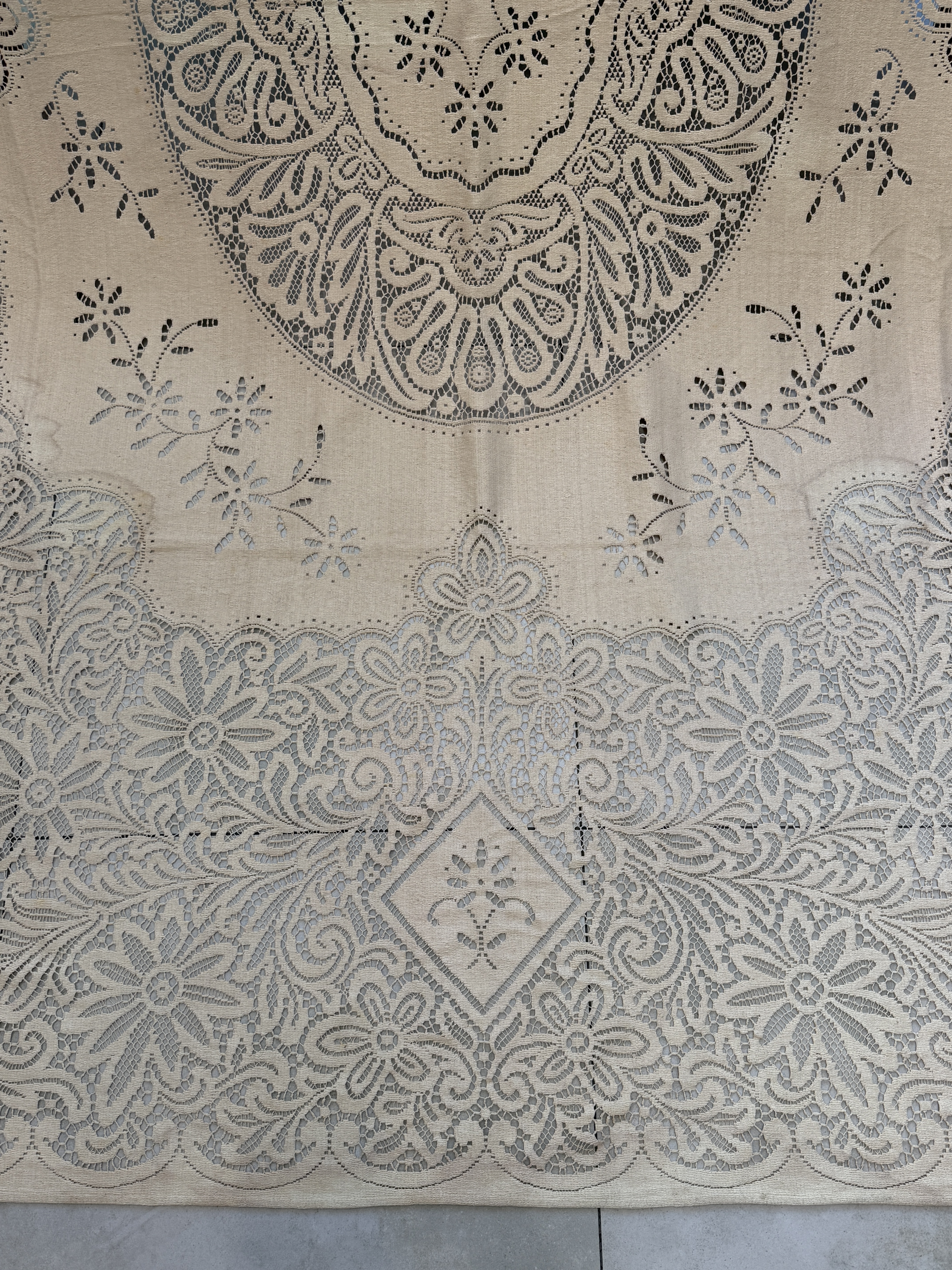 Antyczna ręcznie wykonana narzuta koronkowa, obrus filet ecru 280 × 240 cm lata 20.–40. XX wieku (5)