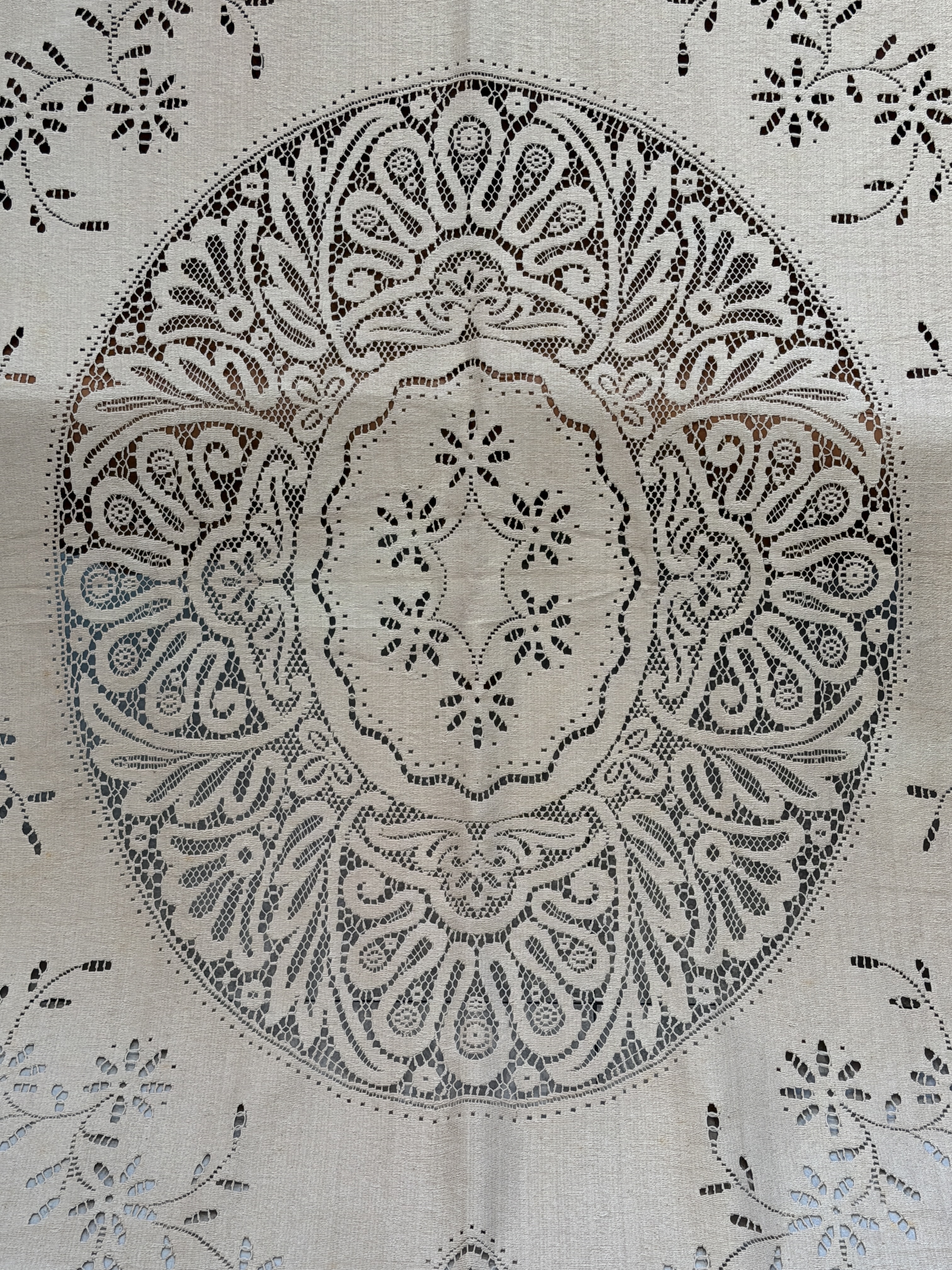 Antyczna ręcznie wykonana narzuta koronkowa, obrus filet ecru 280 × 240 cm lata 20.–40. XX wieku (2)
