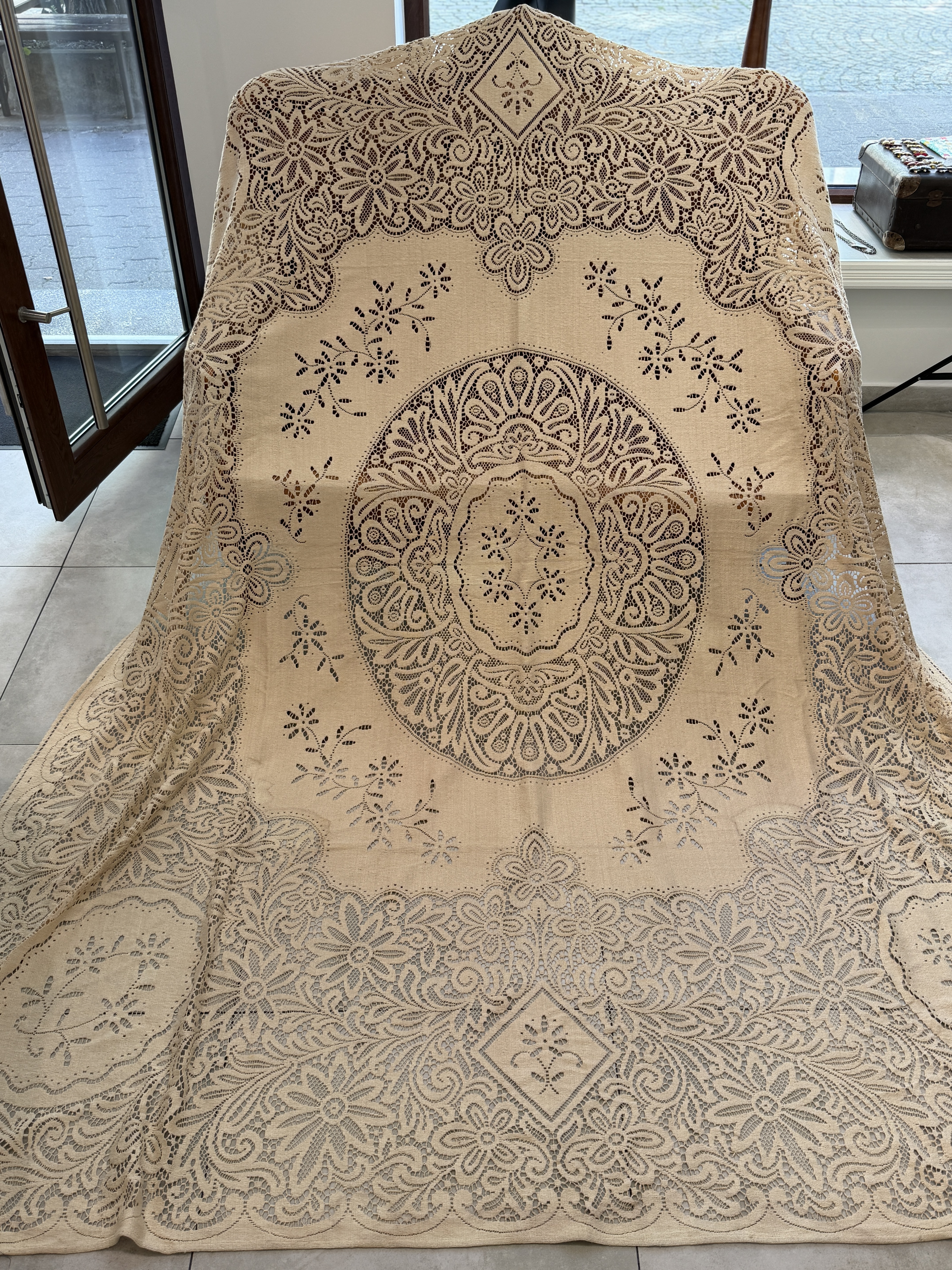 Antyczna ręcznie wykonana narzuta koronkowa, obrus filet ecru 280 × 240 cm lata 20.–40. XX wieku