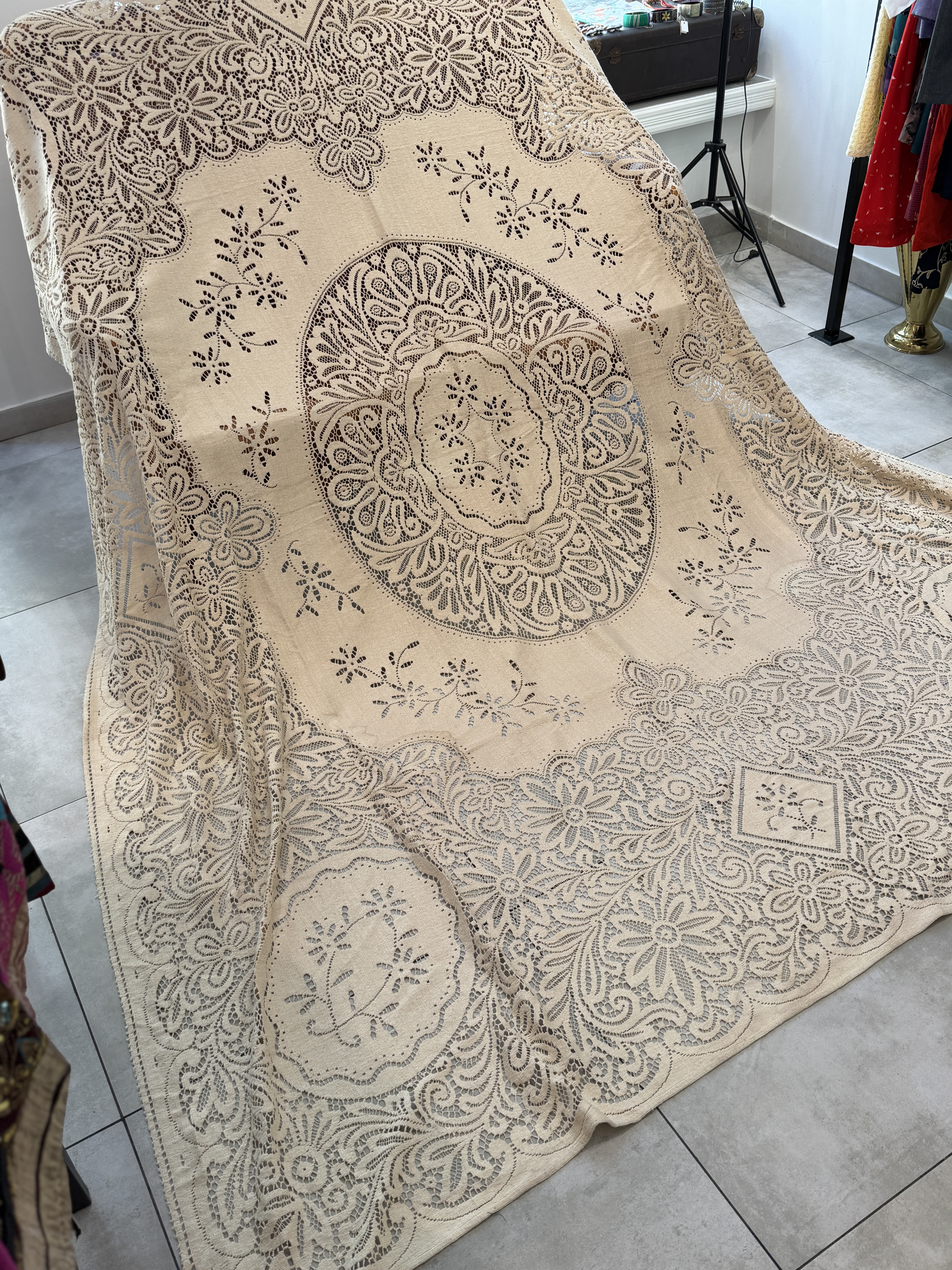 Antyczna ręcznie wykonana narzuta koronkowa, obrus filet ecru 280 × 240 cm lata 20.–40. XX wieku (6)