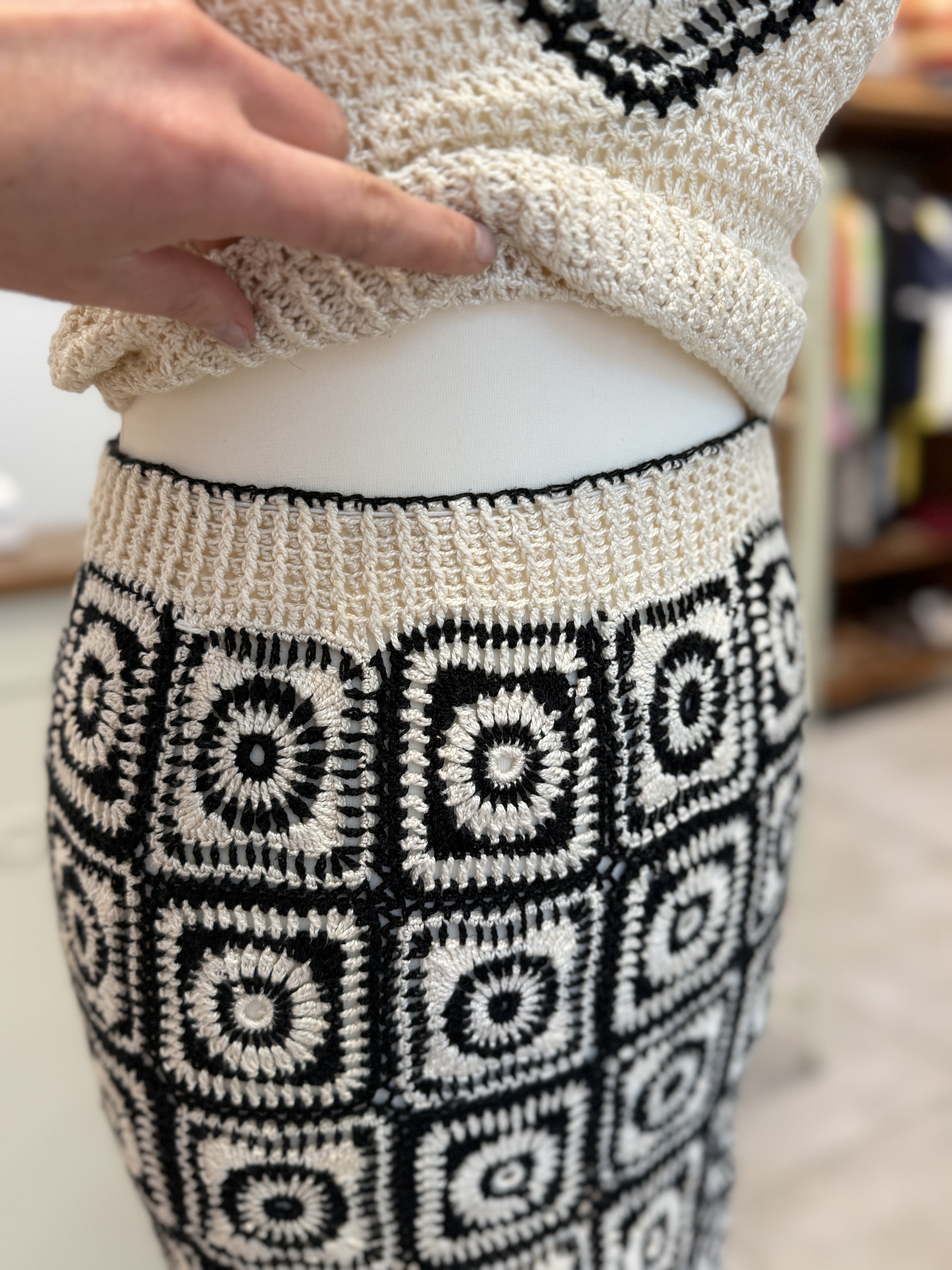 Szydełkowy komplet top + spódnica granny square czarno-kremowy S handmade (3)