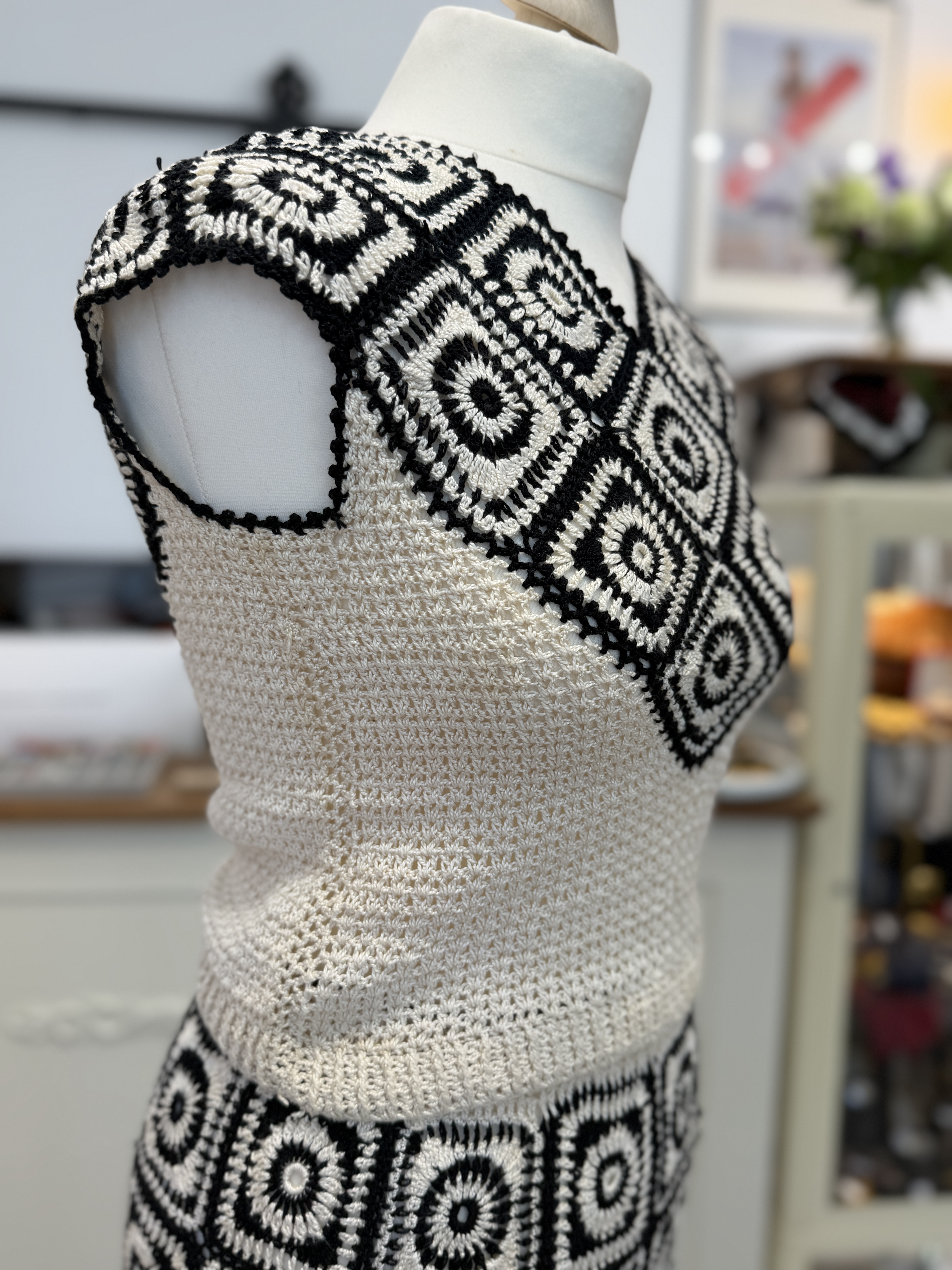Szydełkowy komplet top + spódnica granny square czarno-kremowy S handmade (5)