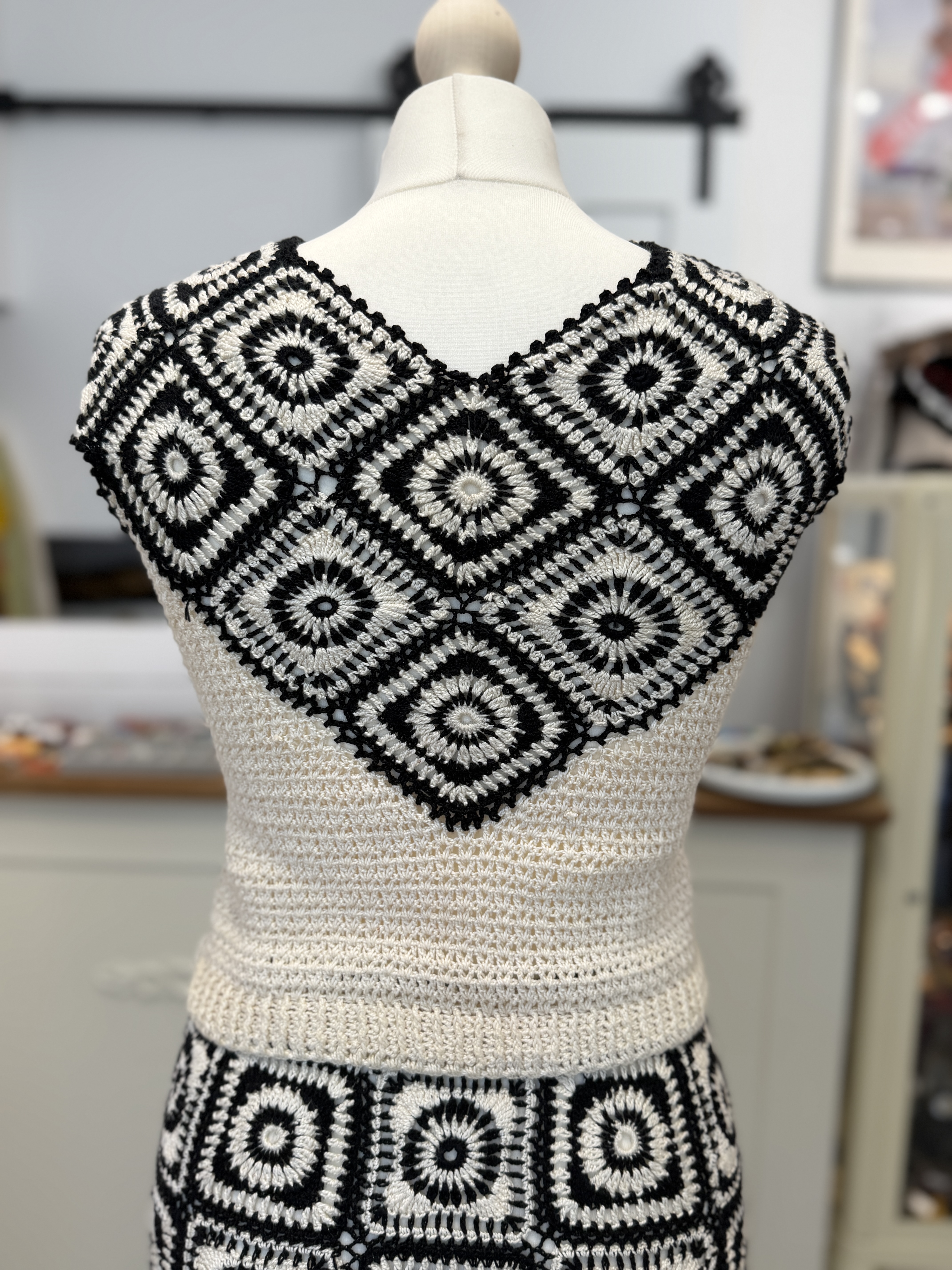 Szydełkowy komplet top + spódnica granny square czarno-kremowy S handmade (8)